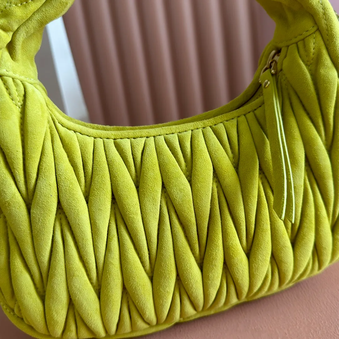 p1560💋💋💋[Full set of packaging at the counter] 5BC125: MiuMiu's new MiuWander suede leather handbag, this year's super popular deerskin material, a must-have item for autumn and winter, retro frosted hardware, using round curves to retain the playful feel it should have, the overall shape of the bag is stiff and stylish, full of personality, can be sweet or salty, the capacity can be light, size: 23X13X7