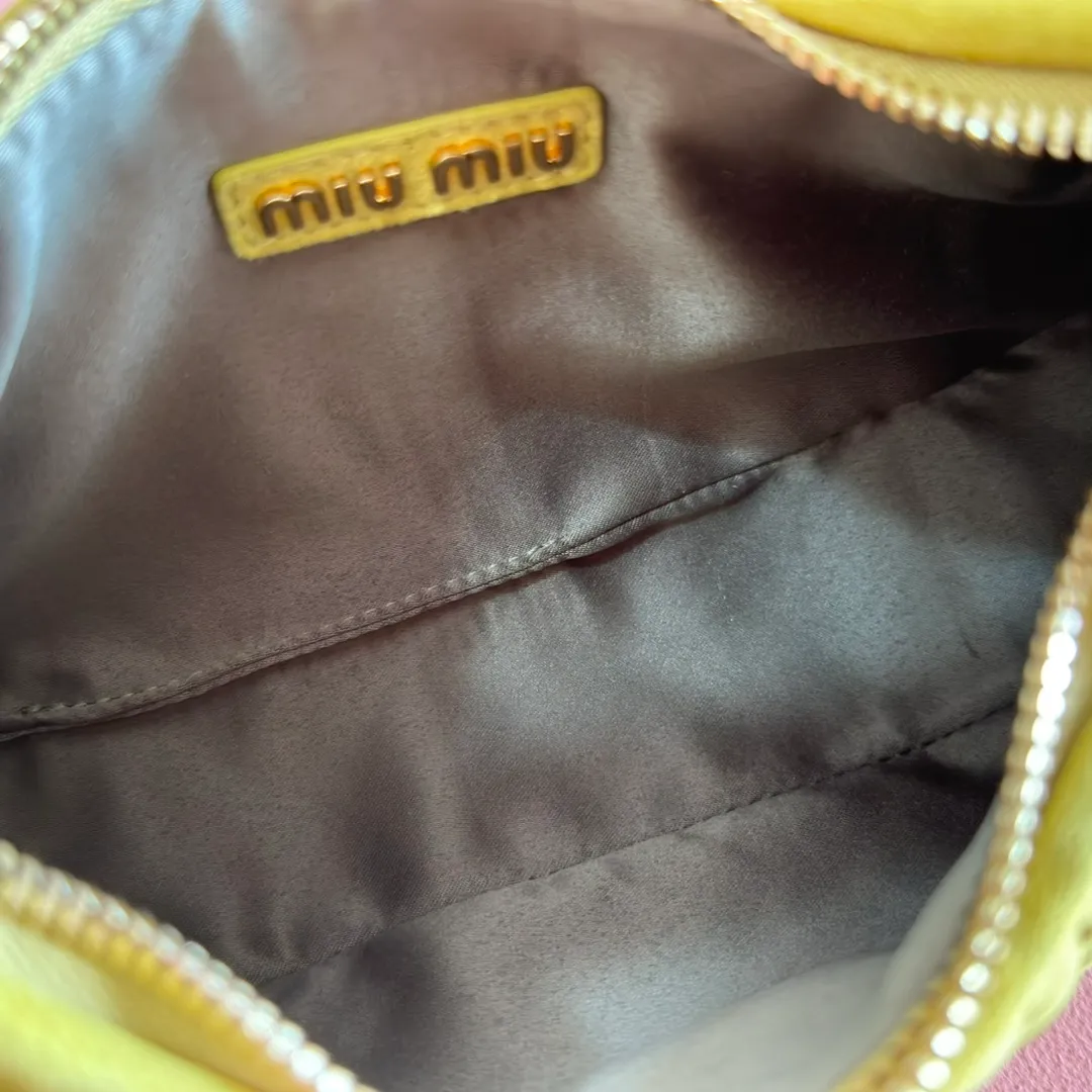 p1560💋💋💋[Full set of packaging at the counter] 5BC125: MiuMiu's new MiuWander suede leather handbag, this year's super popular deerskin material, a must-have item for autumn and winter, retro frosted hardware, using round curves to retain the playful feel it should have, the overall shape of the bag is stiff and stylish, full of personality, can be sweet or salty, the capacity can be light, size: 23X13X7