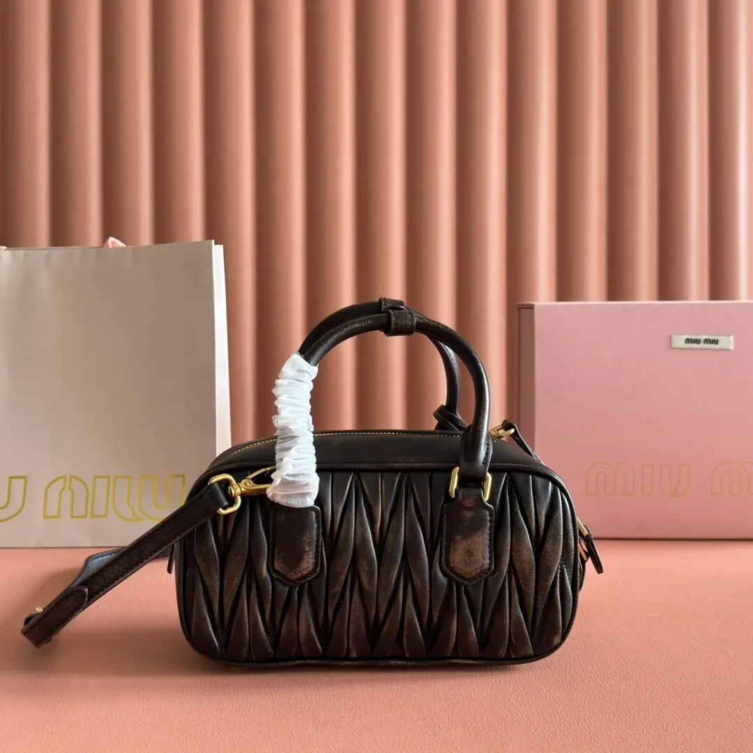 p1700💋💋💋【Configuring full counter package】MIU MIU Miu Miu pleated lambskin Miu Miu women's Arcadia cowhide handbag crossbody bag👝The lightweight padding design makes the handbag look fuller and shows a cosmopolitan style. The letter logo, which echoes the finish of the metal hardware, straddles the line between function and decoration, giving this handbag a unique aesthetic and classic feel. Size: 22✖️10.5✖️7.5cm Style number: 5bb142