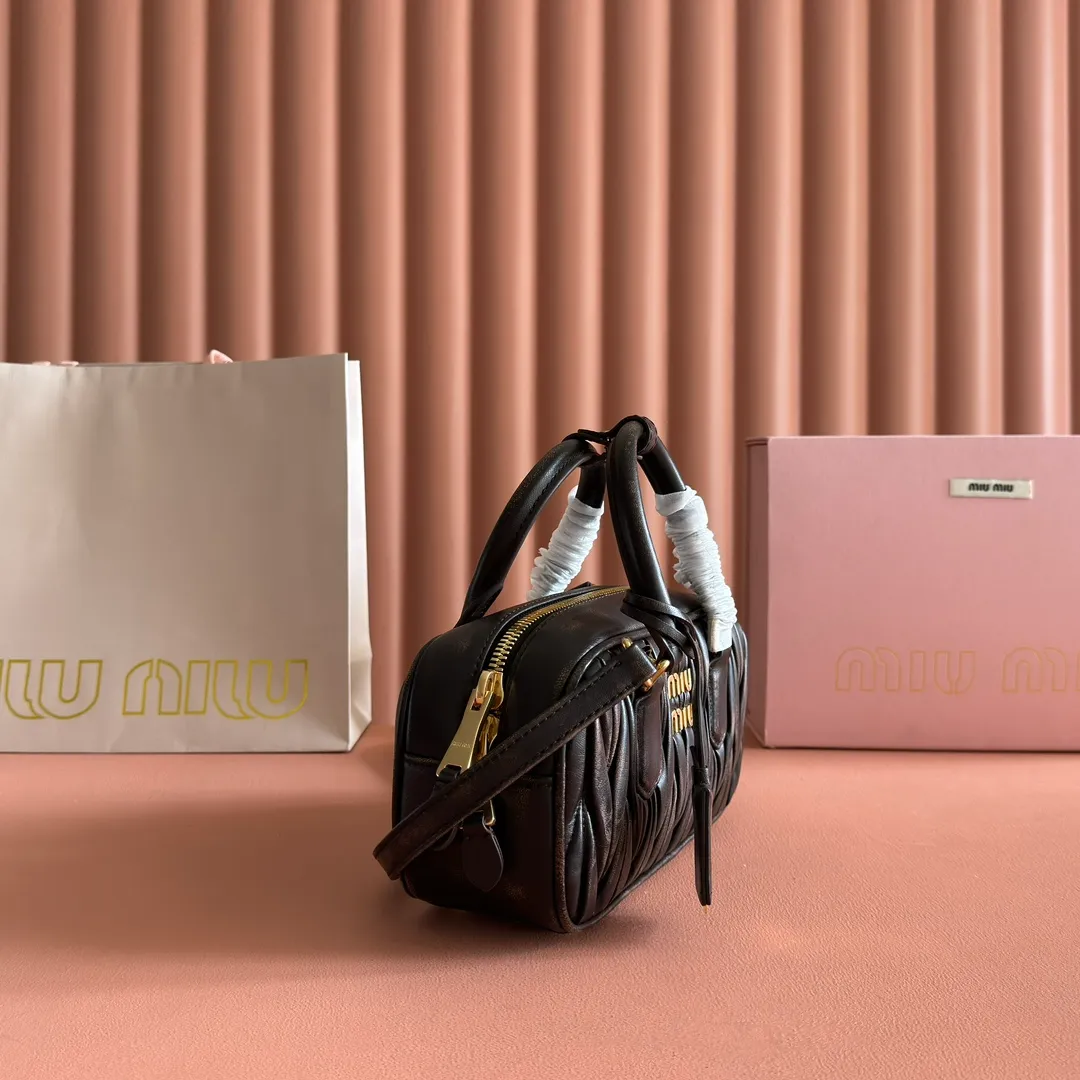 p1700💋💋💋【Configuring full counter package】MIU MIU Miu Miu pleated lambskin Miu Miu women's Arcadia cowhide handbag crossbody bag👝The lightweight padding design makes the handbag look fuller and shows a cosmopolitan style. The letter logo, which echoes the finish of the metal hardware, straddles the line between function and decoration, giving this handbag a unique aesthetic and classic feel. Size: 22✖️10.5✖️7.5cm Style number: 5bb142