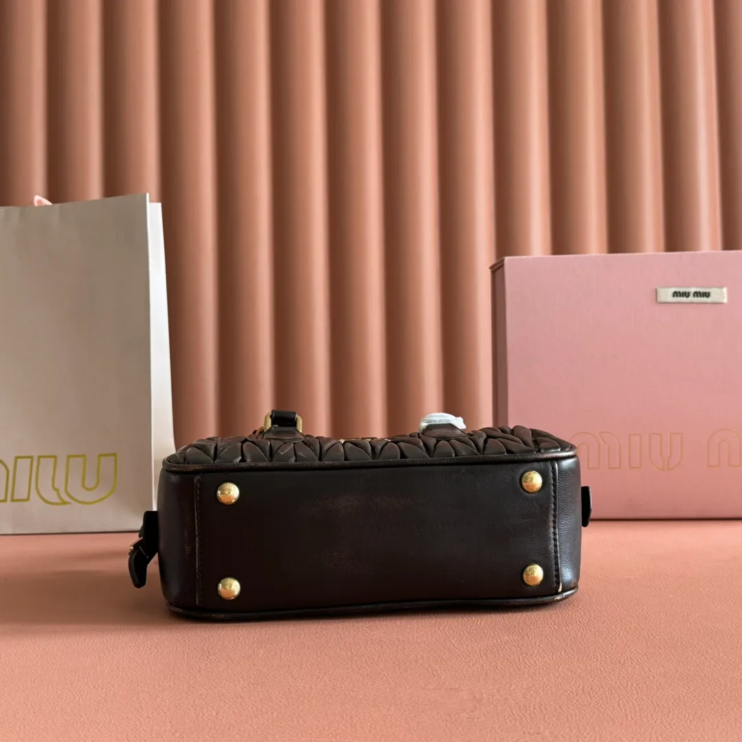 p1700💋💋💋【Configuring full counter package】MIU MIU Miu Miu pleated lambskin Miu Miu women's Arcadia cowhide handbag crossbody bag👝The lightweight padding design makes the handbag look fuller and shows a cosmopolitan style. The letter logo, which echoes the finish of the metal hardware, straddles the line between function and decoration, giving this handbag a unique aesthetic and classic feel. Size: 22✖️10.5✖️7.5cm Style number: 5bb142