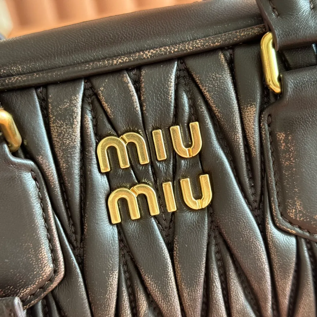 p1700💋💋💋【Configuring full counter package】MIU MIU Miu Miu pleated lambskin Miu Miu women's Arcadia cowhide handbag crossbody bag👝The lightweight padding design makes the handbag look fuller and shows a cosmopolitan style. The letter logo, which echoes the finish of the metal hardware, straddles the line between function and decoration, giving this handbag a unique aesthetic and classic feel. Size: 22✖️10.5✖️7.5cm Style number: 5bb142