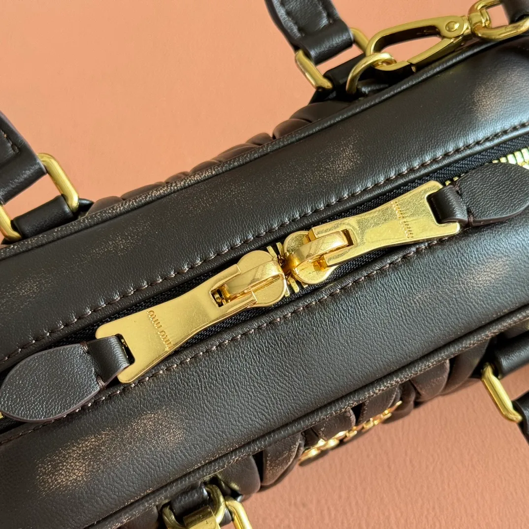 p1700💋💋💋【Configuring full counter package】MIU MIU Miu Miu pleated lambskin Miu Miu women's Arcadia cowhide handbag crossbody bag👝The lightweight padding design makes the handbag look fuller and shows a cosmopolitan style. The letter logo, which echoes the finish of the metal hardware, straddles the line between function and decoration, giving this handbag a unique aesthetic and classic feel. Size: 22✖️10.5✖️7.5cm Style number: 5bb142