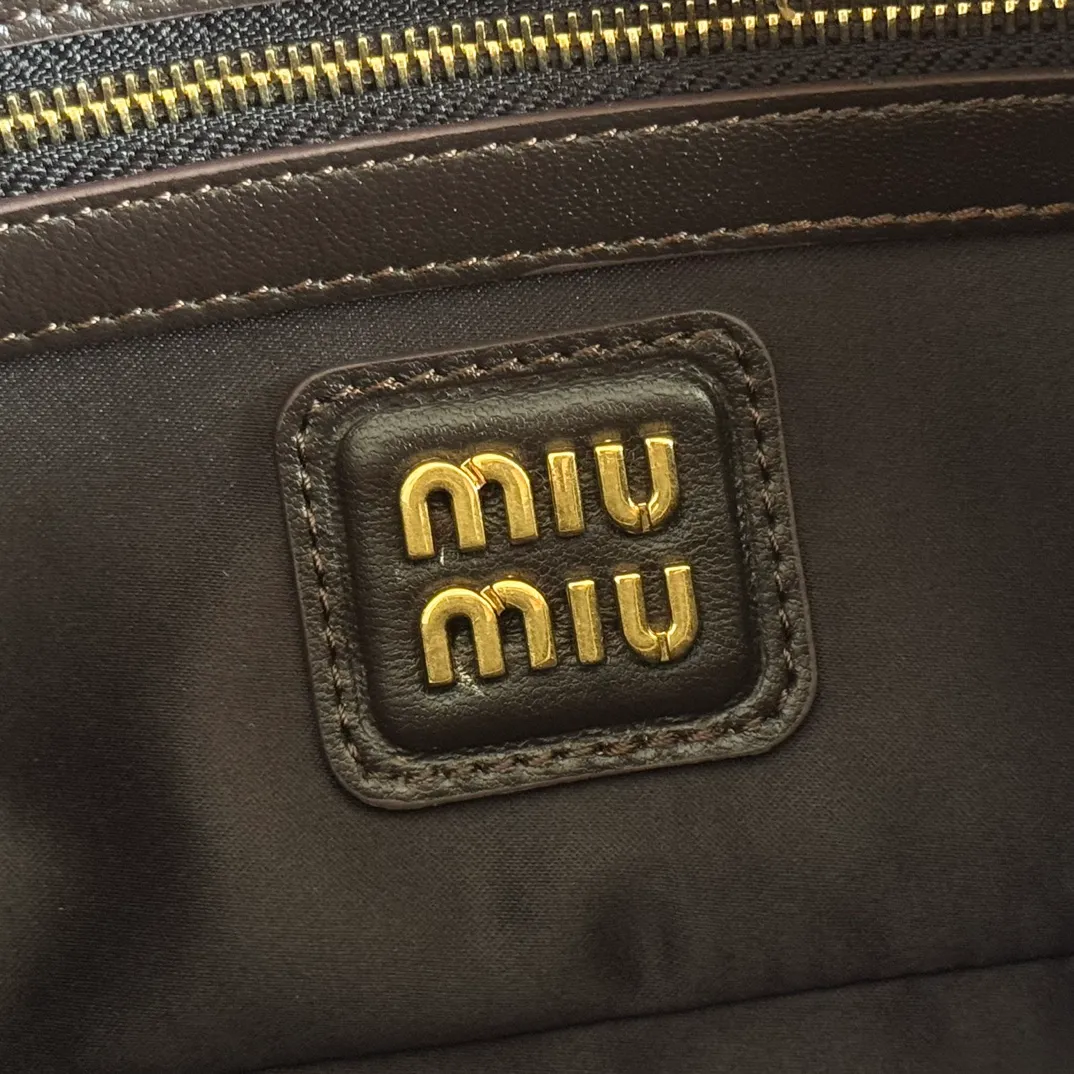 p1700💋💋💋【Configuring full counter package】MIU MIU Miu Miu pleated lambskin Miu Miu women's Arcadia cowhide handbag crossbody bag👝The lightweight padding design makes the handbag look fuller and shows a cosmopolitan style. The letter logo, which echoes the finish of the metal hardware, straddles the line between function and decoration, giving this handbag a unique aesthetic and classic feel. Size: 22✖️10.5✖️7.5cm Style number: 5bb142