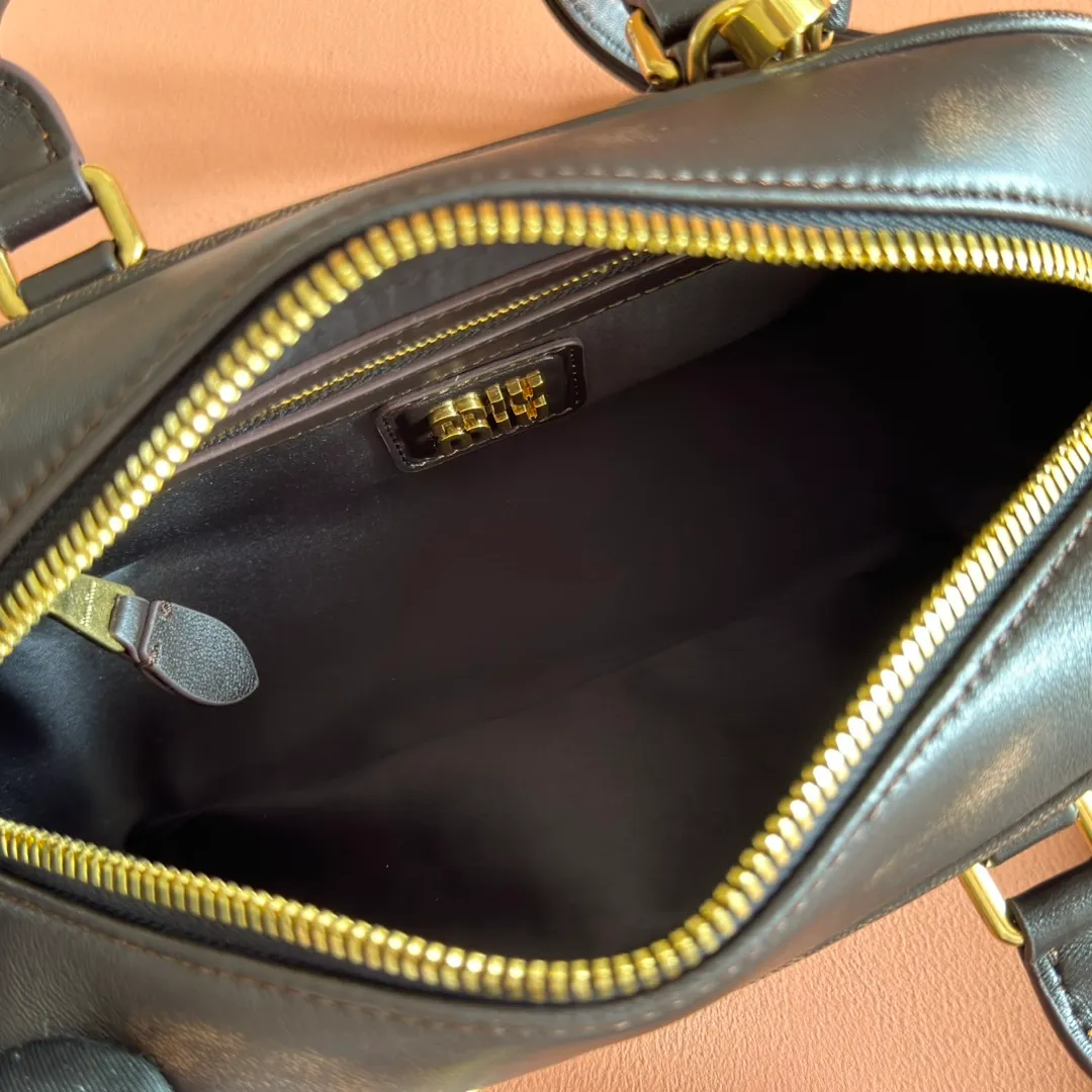 p1700💋💋💋【Configuring full counter package】MIU MIU Miu Miu pleated lambskin Miu Miu women's Arcadia cowhide handbag crossbody bag👝The lightweight padding design makes the handbag look fuller and shows a cosmopolitan style. The letter logo, which echoes the finish of the metal hardware, straddles the line between function and decoration, giving this handbag a unique aesthetic and classic feel. Size: 22✖️10.5✖️7.5cm Style number: 5bb142