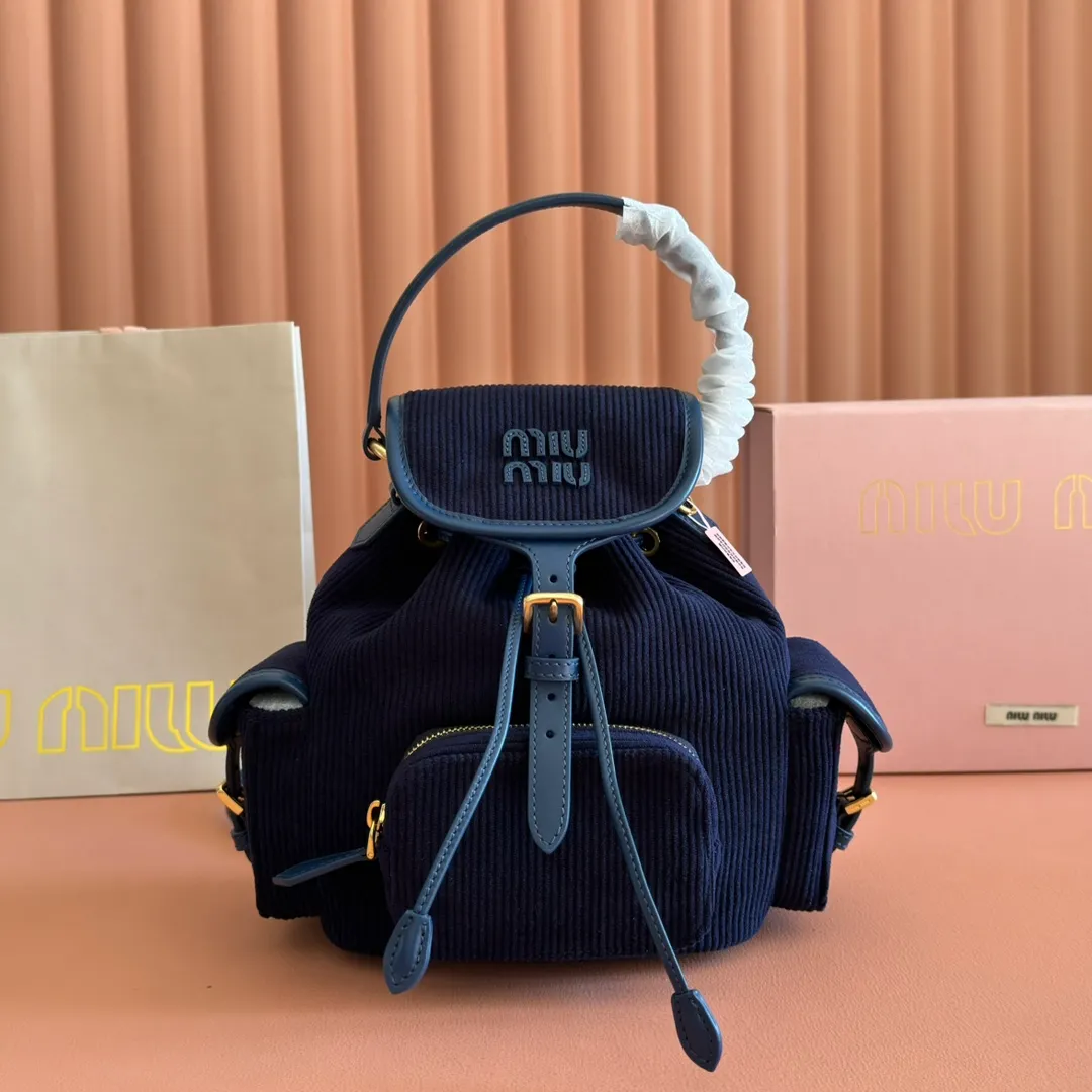 p1600💋💋💋【Full package with counter】MIU Home new product college style backpack, the perfect combination of corduroy and imported calfskin, thick wear-resistant linen blend lining, adopts a casual design style, fashionable, simple and advanced, combined with exquisite handcrafts, adding multiple pockets for storage, the shoulder strap and hand bag can be freely converted, extremely It greatly improves the practicality. It is simply a tool for hanging. It can be worn with jeans, shirts or various casual sportswear. It is a very good item to wear, especially the capacity is large enough and light and easy to use. I highly recommend it. Model: 5bz043, size 22X18X11.5cm