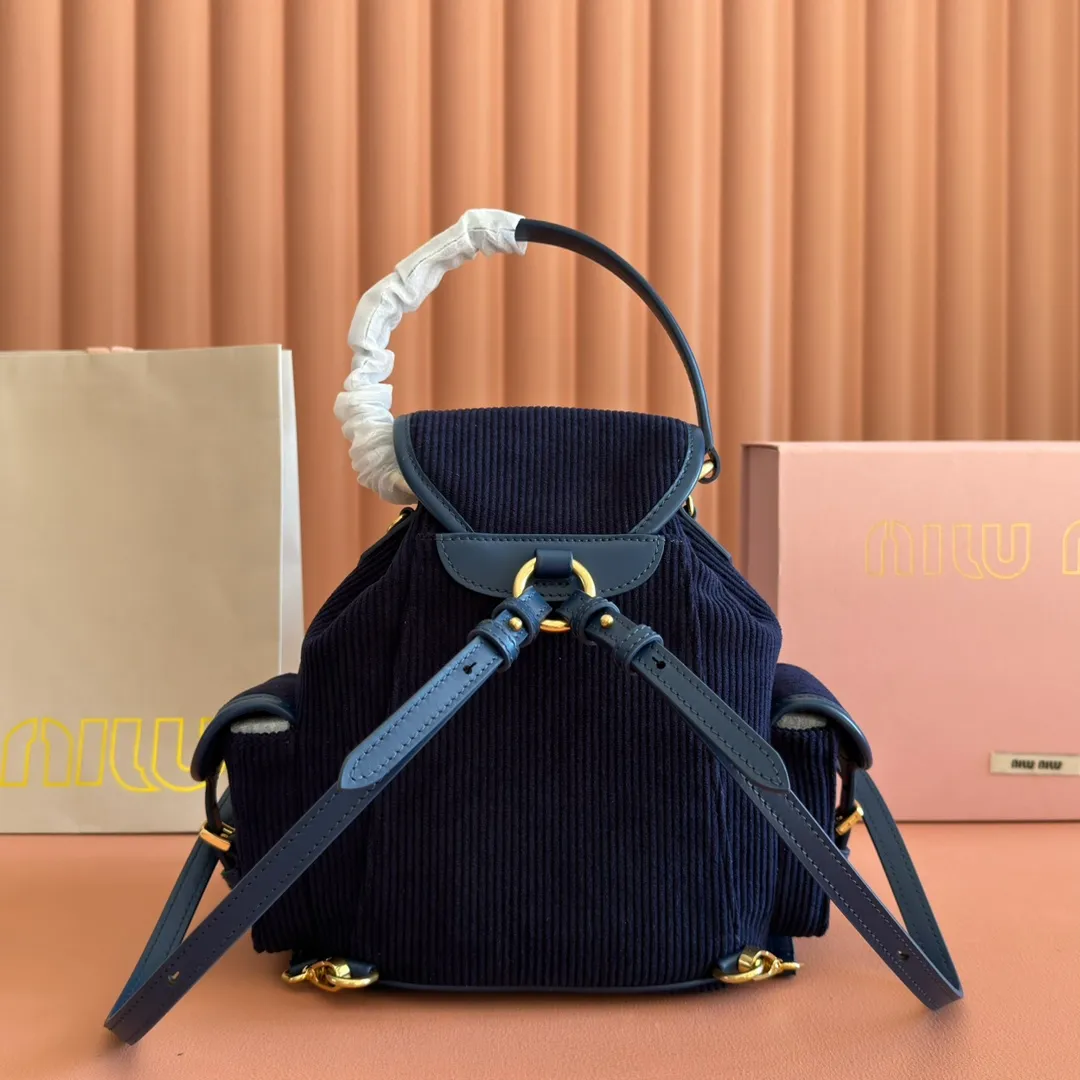 p1600💋💋💋【Full package with counter】MIU Home new product college style backpack, the perfect combination of corduroy and imported calfskin, thick wear-resistant linen blend lining, adopts a casual design style, fashionable, simple and advanced, combined with exquisite handcrafts, adding multiple pockets for storage, the shoulder strap and hand bag can be freely converted, extremely It greatly improves the practicality. It is simply a tool for hanging. It can be worn with jeans, shirts or various casual sportswear. It is a very good item to wear, especially the capacity is large enough and light and easy to use. I highly recommend it. Model: 5bz043, size 22X18X11.5cm