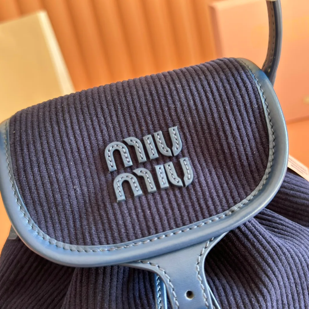 p1600💋💋💋【Full package with counter】MIU Home new product college style backpack, the perfect combination of corduroy and imported calfskin, thick wear-resistant linen blend lining, adopts a casual design style, fashionable, simple and advanced, combined with exquisite handcrafts, adding multiple pockets for storage, the shoulder strap and hand bag can be freely converted, extremely It greatly improves the practicality. It is simply a tool for hanging. It can be worn with jeans, shirts or various casual sportswear. It is a very good item to wear, especially the capacity is large enough and light and easy to use. I highly recommend it. Model: 5bz043, size 22X18X11.5cm