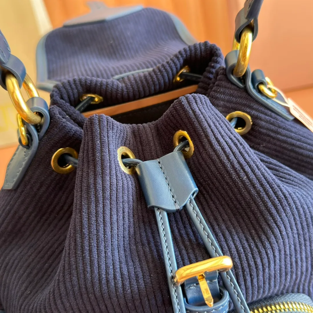 p1600💋💋💋【Full package with counter】MIU Home new product college style backpack, the perfect combination of corduroy and imported calfskin, thick wear-resistant linen blend lining, adopts a casual design style, fashionable, simple and advanced, combined with exquisite handcrafts, adding multiple pockets for storage, the shoulder strap and hand bag can be freely converted, extremely It greatly improves the practicality. It is simply a tool for hanging. It can be worn with jeans, shirts or various casual sportswear. It is a very good item to wear, especially the capacity is large enough and light and easy to use. I highly recommend it. Model: 5bz043, size 22X18X11.5cm