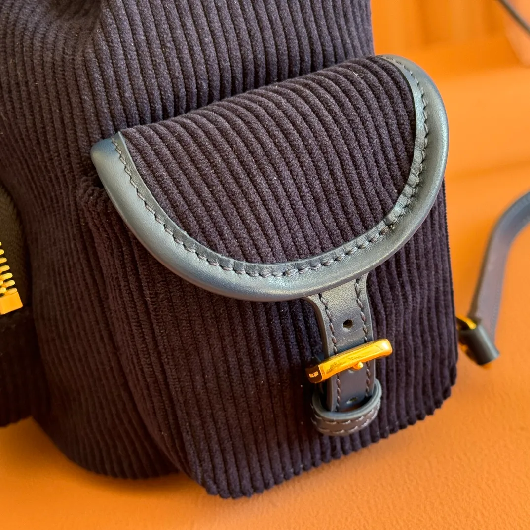 p1600💋💋💋【Full package with counter】MIU Home new product college style backpack, the perfect combination of corduroy and imported calfskin, thick wear-resistant linen blend lining, adopts a casual design style, fashionable, simple and advanced, combined with exquisite handcrafts, adding multiple pockets for storage, the shoulder strap and hand bag can be freely converted, extremely It greatly improves the practicality. It is simply a tool for hanging. It can be worn with jeans, shirts or various casual sportswear. It is a very good item to wear, especially the capacity is large enough and light and easy to use. I highly recommend it. Model: 5bz043, size 22X18X11.5cm