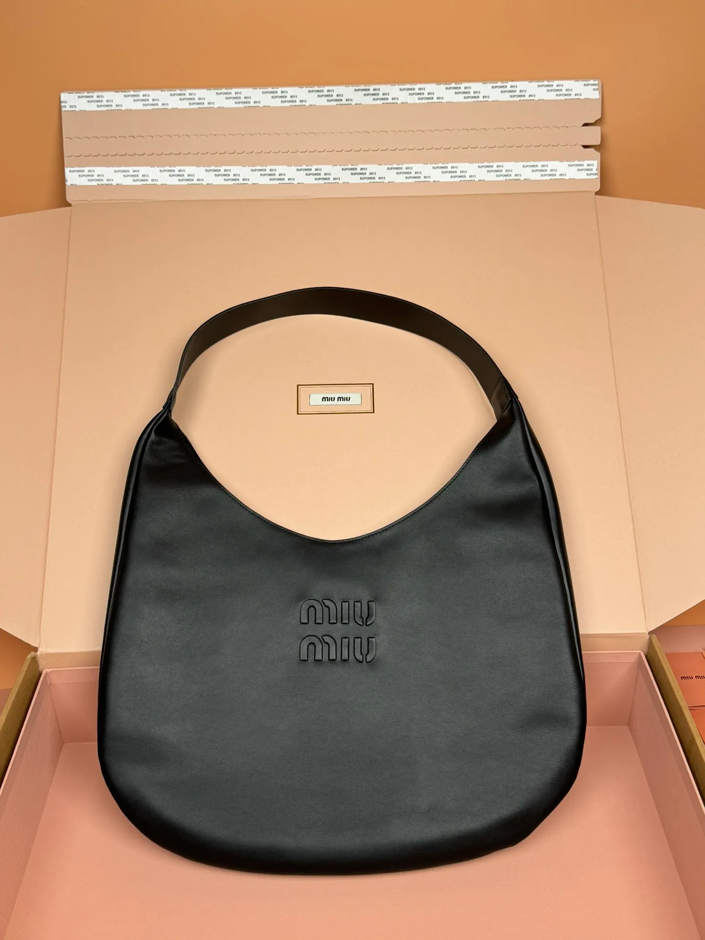 p1700🥇【With full set of counter packaging】Cow leather hobo underarm bag ~ black This hobo underarm bag shows classic charm while expressing a dynamic and ever-changing modern style. The embossed lettering logo embellishes the iconic brand style, and the lining adds exquisite details. Size: w42×h42×10cm. Number: 5bc134