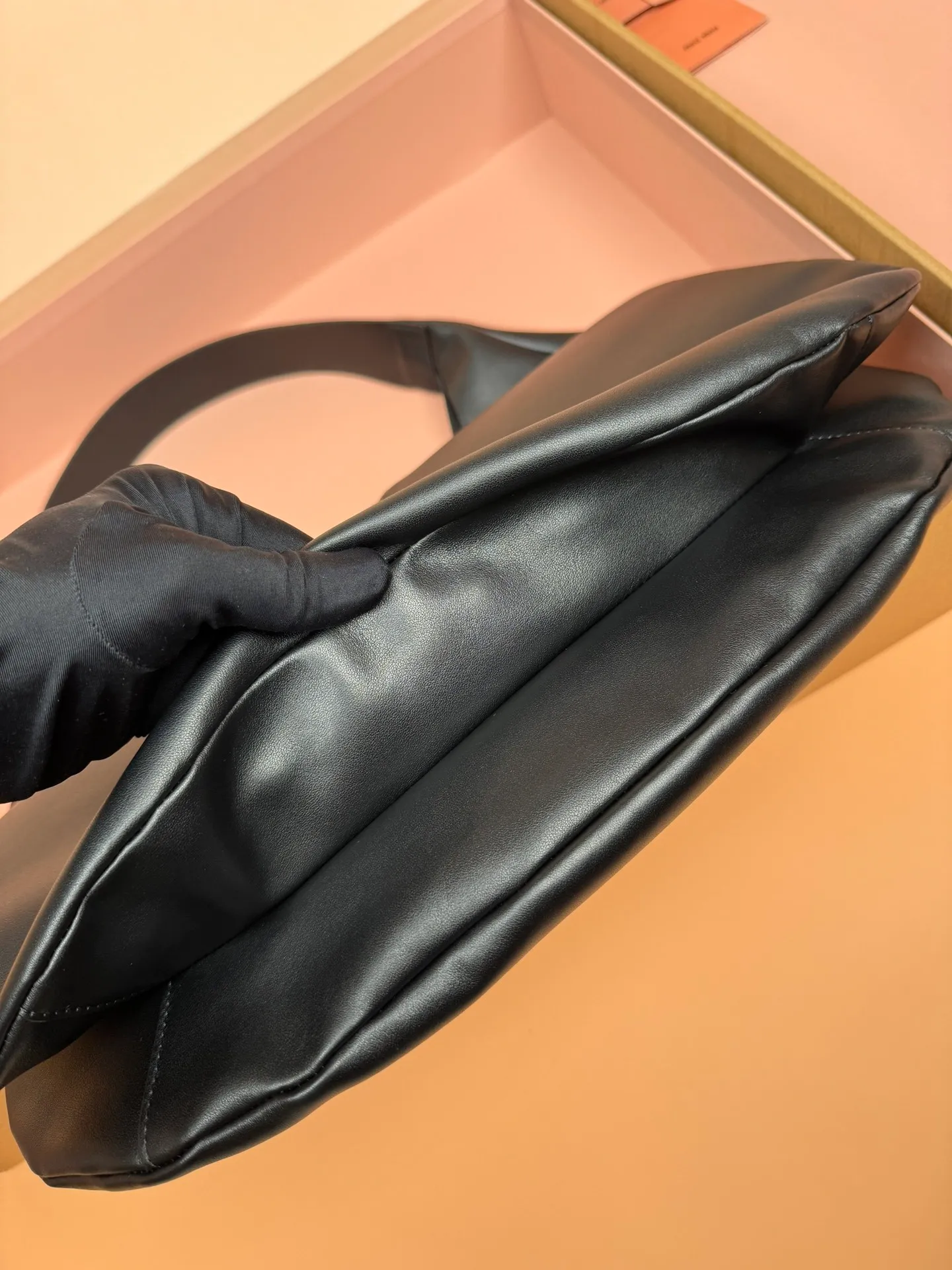 p1700🥇【With full set of counter packaging】Cow leather hobo underarm bag ~ black This hobo underarm bag shows classic charm while expressing a dynamic and ever-changing modern style. The embossed lettering logo embellishes the iconic brand style, and the lining adds exquisite details. Size: w42×h42×10cm. Number: 5bc134