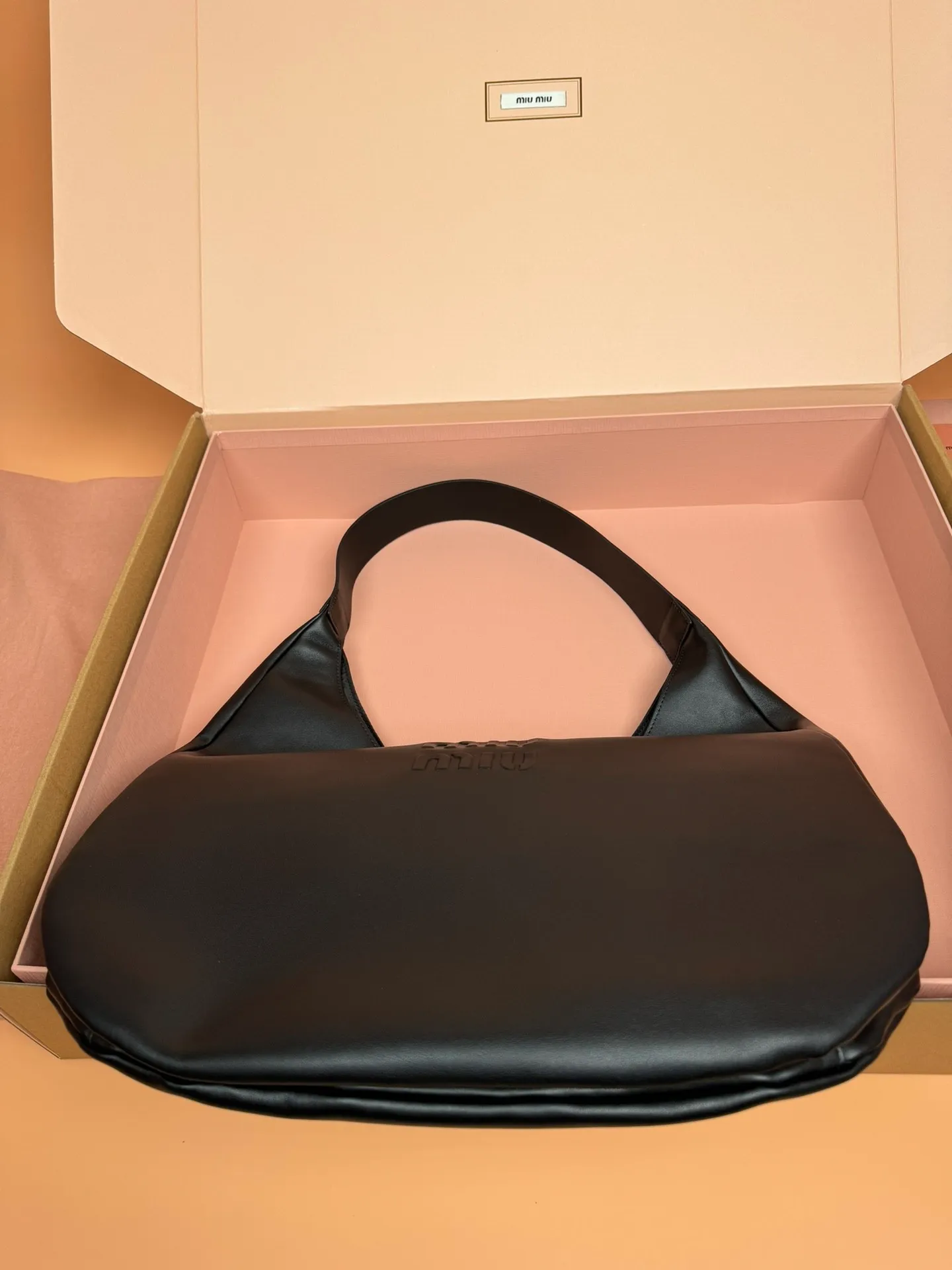 p1700🥇【With full set of counter packaging】Cow leather hobo underarm bag ~ black This hobo underarm bag shows classic charm while expressing a dynamic and ever-changing modern style. The embossed lettering logo embellishes the iconic brand style, and the lining adds exquisite details. Size: w42×h42×10cm. Number: 5bc134
