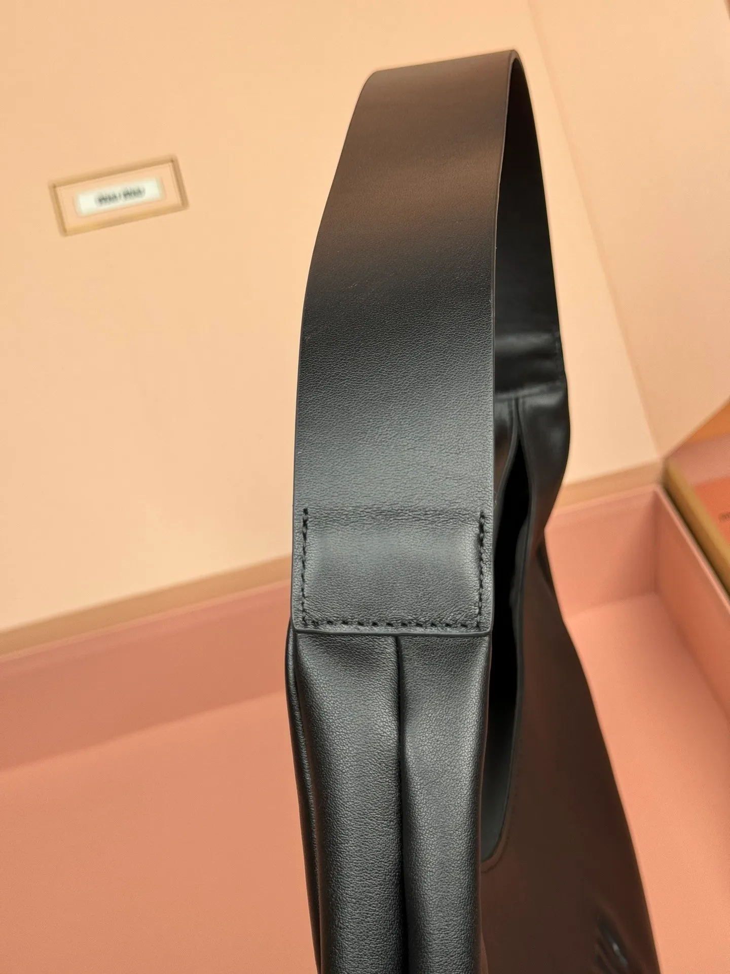 p1700🥇【With full set of counter packaging】Cow leather hobo underarm bag ~ black This hobo underarm bag shows classic charm while expressing a dynamic and ever-changing modern style. The embossed lettering logo embellishes the iconic brand style, and the lining adds exquisite details. Size: w42×h42×10cm. Number: 5bc134