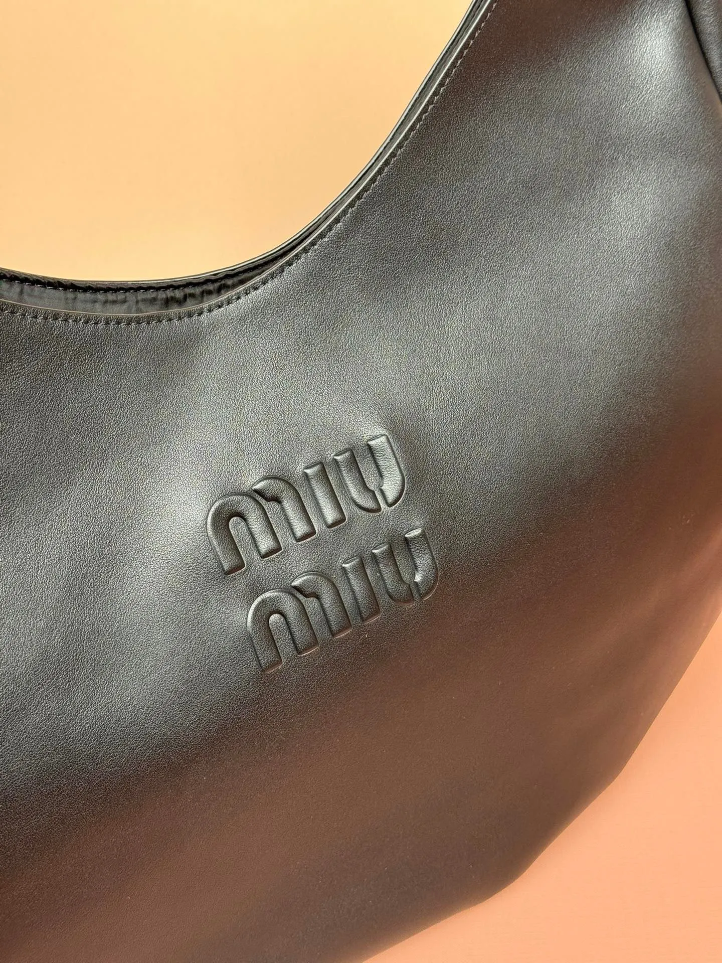 p1700🥇【With full set of counter packaging】Cow leather hobo underarm bag ~ black This hobo underarm bag shows classic charm while expressing a dynamic and ever-changing modern style. The embossed lettering logo embellishes the iconic brand style, and the lining adds exquisite details. Size: w42×h42×10cm. Number: 5bc134