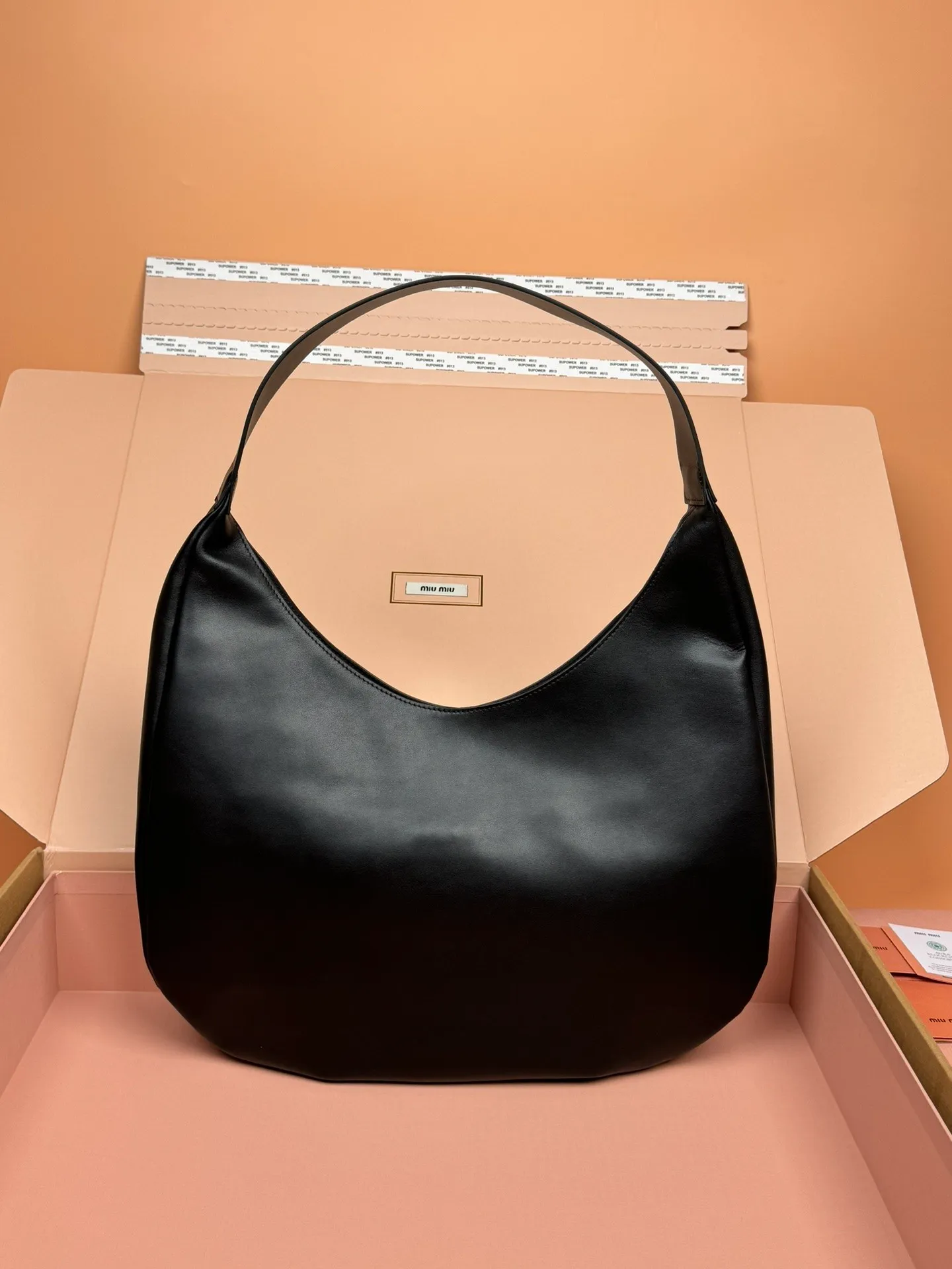 p1700🥇【With full set of counter packaging】Cow leather hobo underarm bag ~ black This hobo underarm bag shows classic charm while expressing a dynamic and ever-changing modern style. The embossed lettering logo embellishes the iconic brand style, and the lining adds exquisite details. Size: w42×h42×10cm. Number: 5bc134