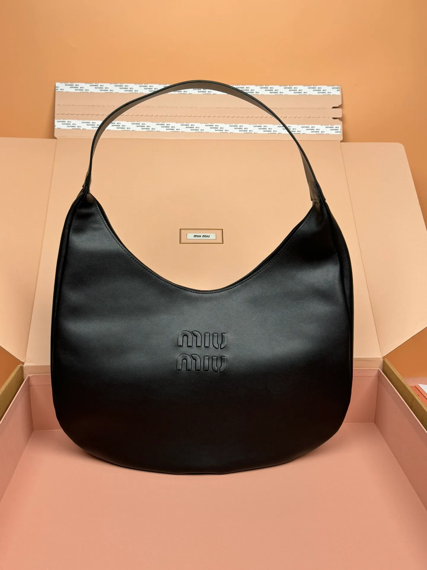 p1700🥇【With full set of counter packaging】Cow leather hobo underarm bag ~ black This hobo underarm bag shows classic charm while expressing a dynamic and ever-changing modern style. The embossed lettering logo embellishes the iconic brand style, and the lining adds exquisite details. Size: w42×h42×10cm. Number: 5bc134