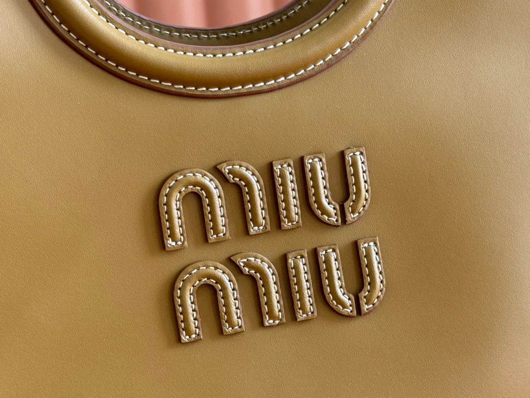 p1560. 💋💋💋【Full set of packaging at the counter】MIU’s new IVY handbag. Simple lines, urban style and high-quality leather are the key words of this new IVY handbag. It adopts an exquisite design and is embellished with letter logo, highlighting the classic style. Detachable and adjustable shoulder strap. Gold-tone hardware. Lettering logo on front, fabric lining, double zip pockets. Model: 5BA284 cognac color Size: 22*12*23.5cm