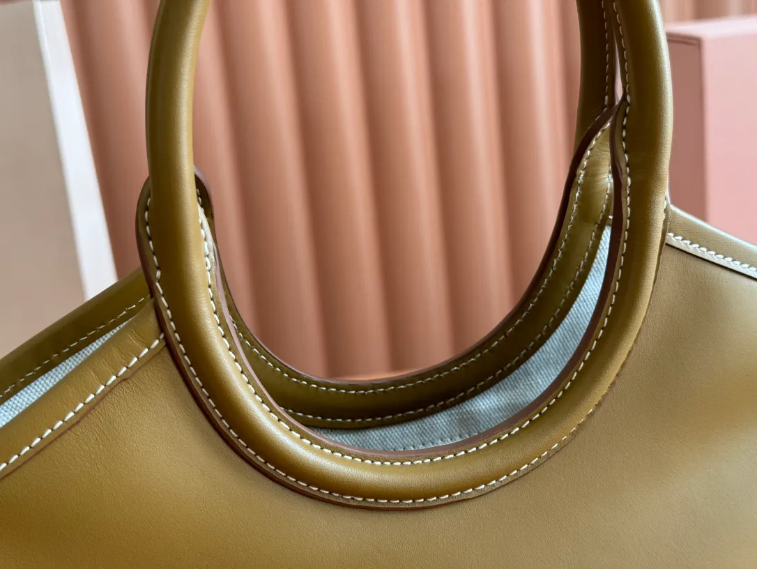 p1560. 💋💋💋【Full set of packaging at the counter】MIU’s new IVY handbag. Simple lines, urban style and high-quality leather are the key words of this new IVY handbag. It adopts an exquisite design and is embellished with letter logo, highlighting the classic style. Detachable and adjustable shoulder strap. Gold-tone hardware. Lettering logo on front, fabric lining, double zip pockets. Model: 5BA284 cognac color Size: 22*12*23.5cm