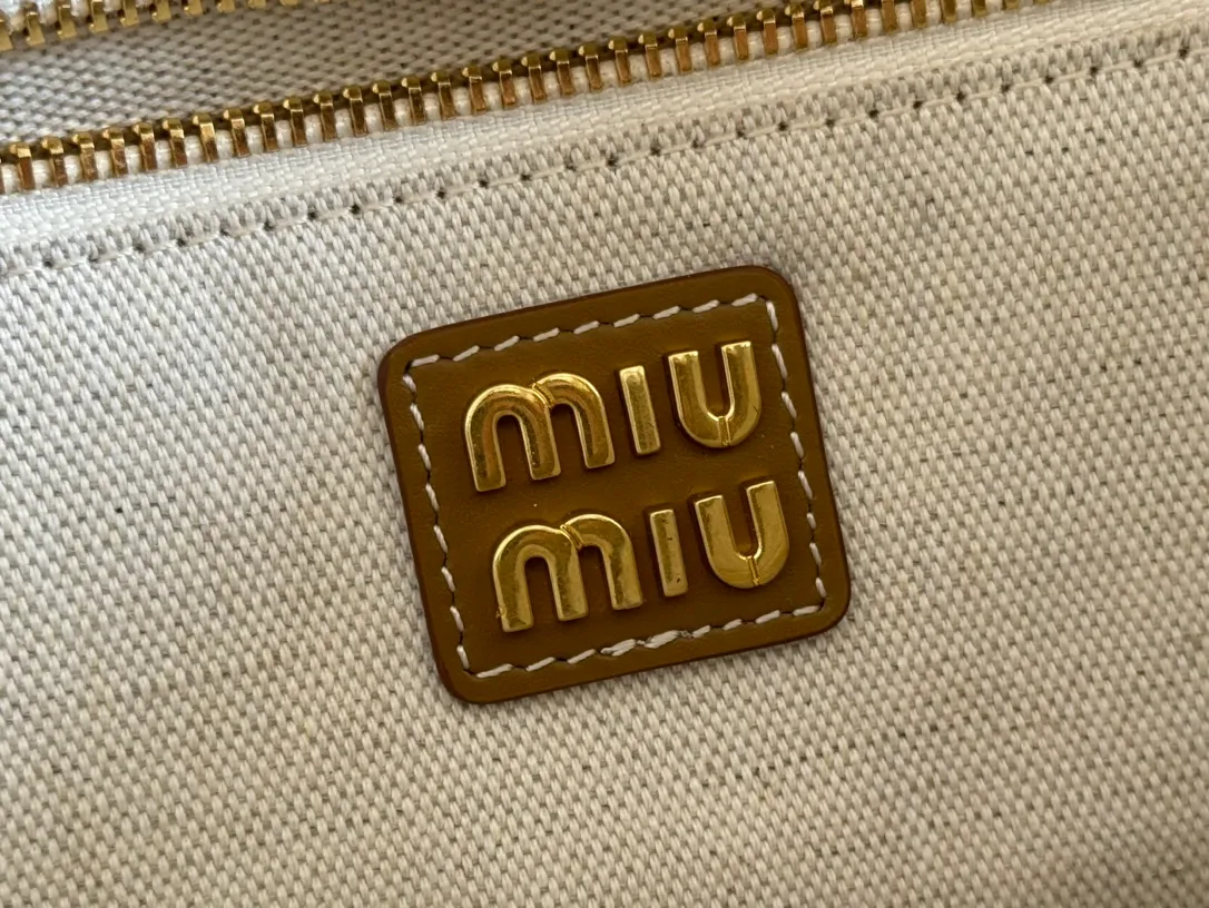 p1560. 💋💋💋【Full set of packaging at the counter】MIU’s new IVY handbag. Simple lines, urban style and high-quality leather are the key words of this new IVY handbag. It adopts an exquisite design and is embellished with letter logo, highlighting the classic style. Detachable and adjustable shoulder strap. Gold-tone hardware. Lettering logo on front, fabric lining, double zip pockets. Model: 5BA284 cognac color Size: 22*12*23.5cm