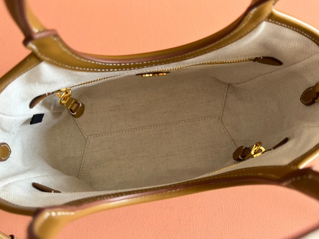 p1560. 💋💋💋【Full set of packaging at the counter】MIU’s new IVY handbag. Simple lines, urban style and high-quality leather are the key words of this new IVY handbag. It adopts an exquisite design and is embellished with letter logo, highlighting the classic style. Detachable and adjustable shoulder strap. Gold-tone hardware. Lettering logo on front, fabric lining, double zip pockets. Model: 5BA284 cognac color Size: 22*12*23.5cm