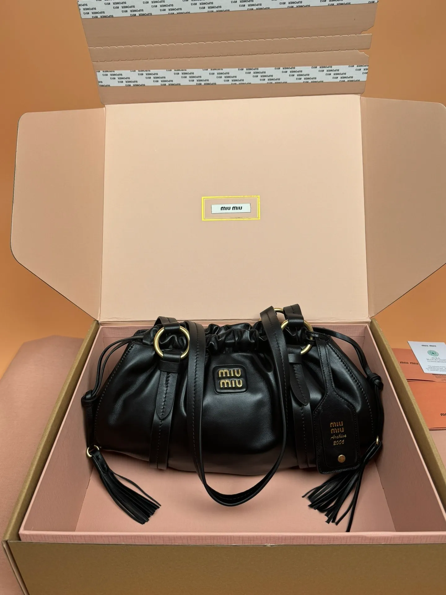 [Premium hardware original leather] p1700 joke nappa sheepskin handbag ~ black The new joie is made of nappa sheepskin and decorated with exquisite pendants and letter logos to increase brand recognition. Detachable charm, antiqued gold hardware, metal letter logo on front, magnetic fastening, lining and zipped pocket. Size: w32×h16×d10.5cm No.: 5bg306