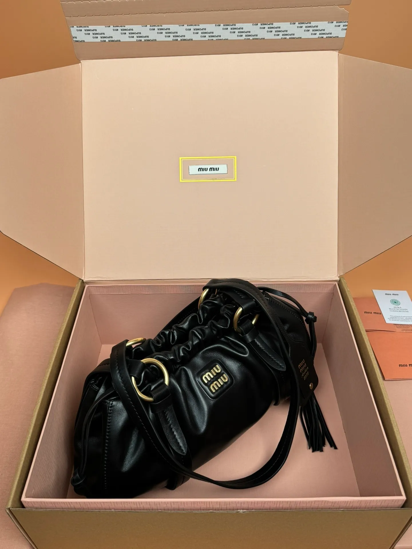 [Premium hardware original leather] p1700 joke nappa sheepskin handbag ~ black The new joie is made of nappa sheepskin and decorated with exquisite pendants and letter logos to increase brand recognition. Detachable charm, antiqued gold hardware, metal letter logo on front, magnetic fastening, lining and zipped pocket. Size: w32×h16×d10.5cm No.: 5bg306