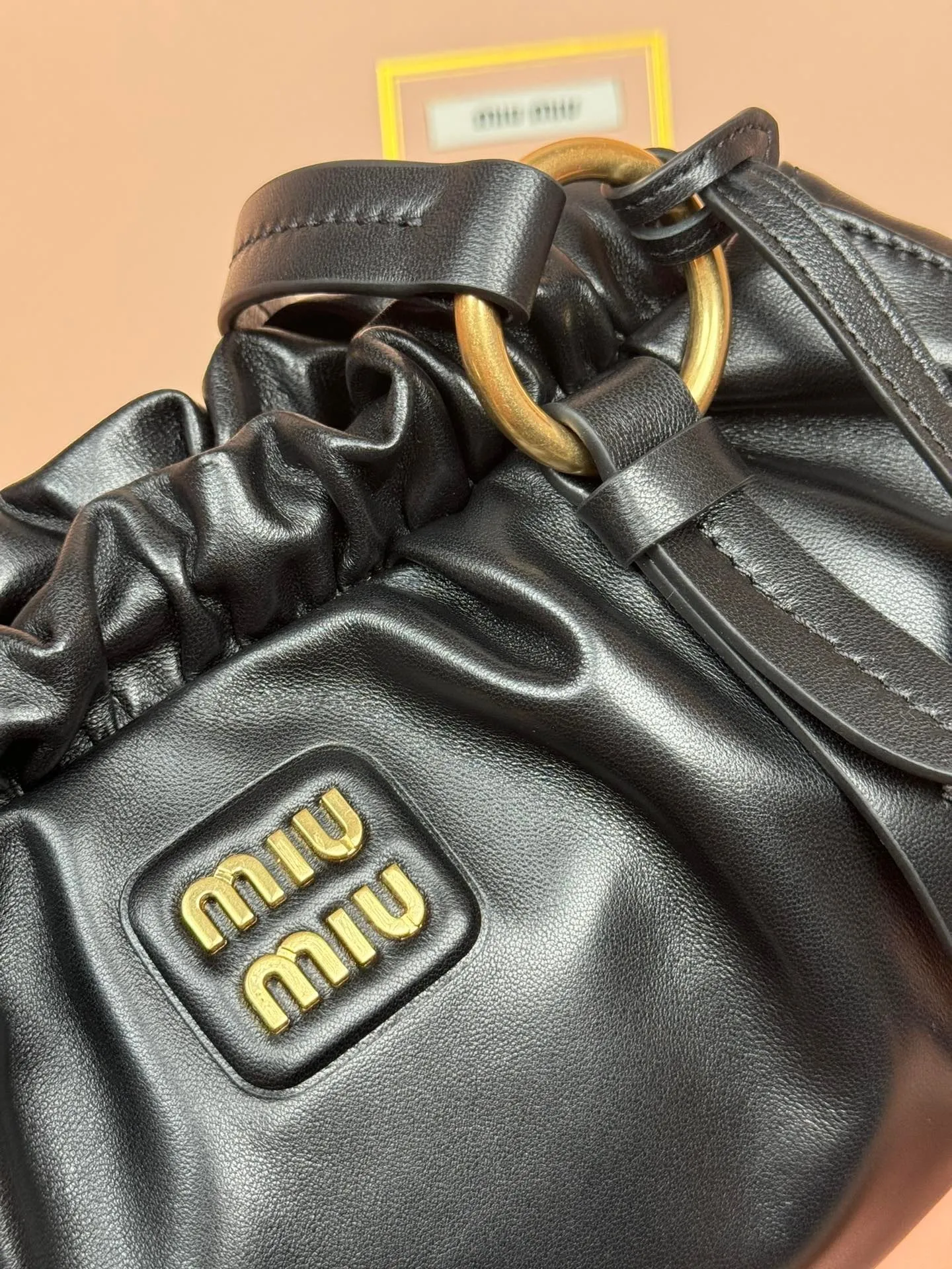 [Premium hardware original leather] p1700 joke nappa sheepskin handbag ~ black The new joie is made of nappa sheepskin and decorated with exquisite pendants and letter logos to increase brand recognition. Detachable charm, antiqued gold hardware, metal letter logo on front, magnetic fastening, lining and zipped pocket. Size: w32×h16×d10.5cm No.: 5bg306