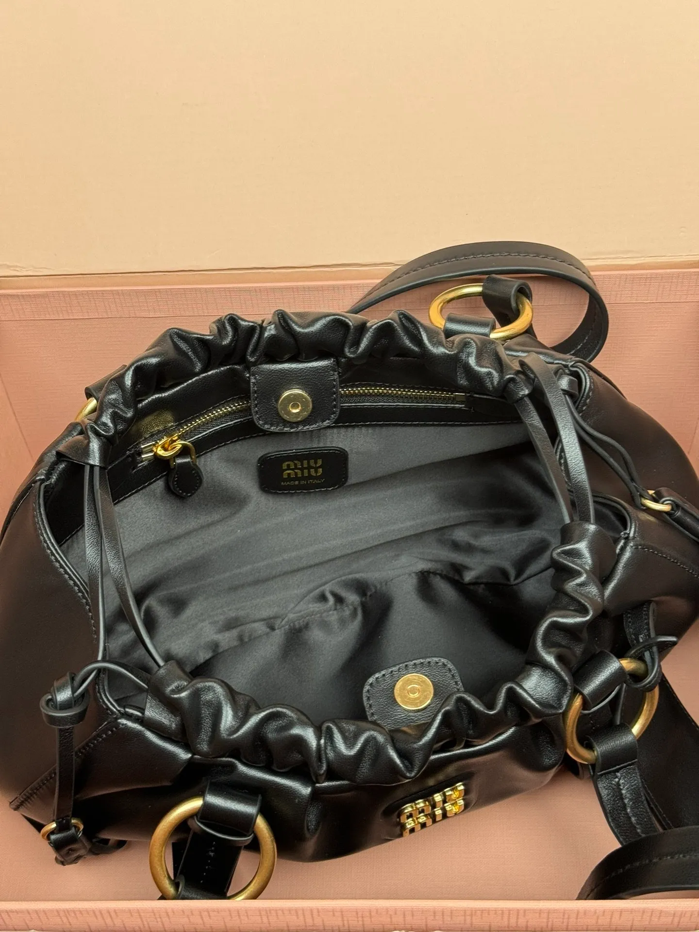 [Premium hardware original leather] p1700 joke nappa sheepskin handbag ~ black The new joie is made of nappa sheepskin and decorated with exquisite pendants and letter logos to increase brand recognition. Detachable charm, antiqued gold hardware, metal letter logo on front, magnetic fastening, lining and zipped pocket. Size: w32×h16×d10.5cm No.: 5bg306