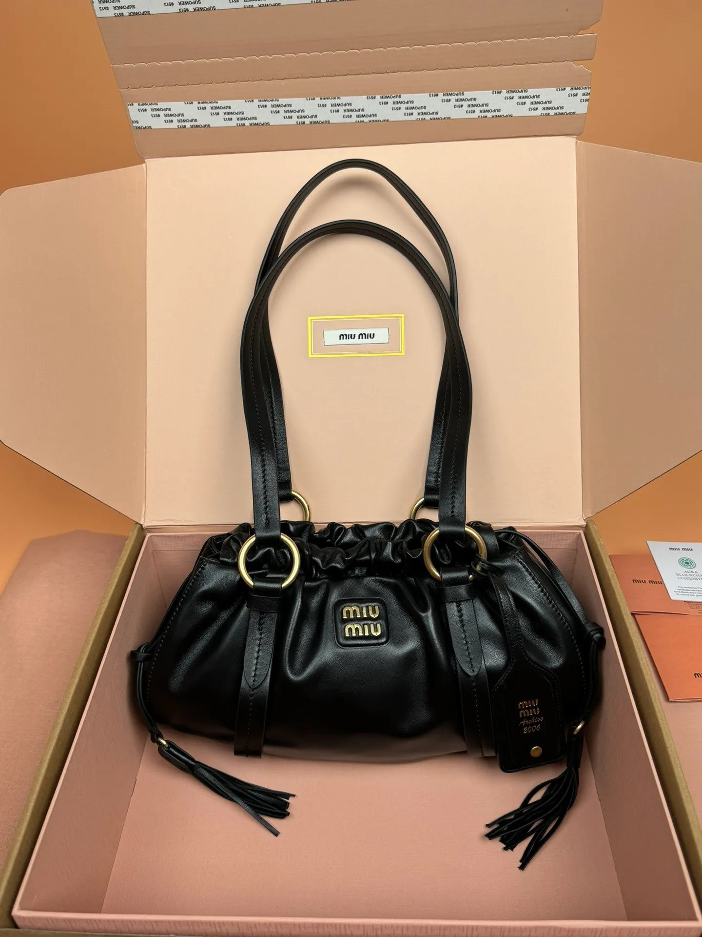 [Premium hardware original leather] p1700 joke nappa sheepskin handbag ~ black The new joie is made of nappa sheepskin and decorated with exquisite pendants and letter logos to increase brand recognition. Detachable charm, antiqued gold hardware, metal letter logo on front, magnetic fastening, lining and zipped pocket. Size: w32×h16×d10.5cm No.: 5bg306