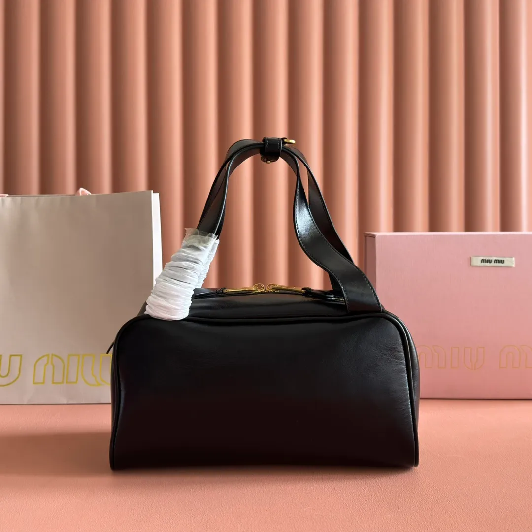 p1500💋💋💋【Original leather configuration counter complete package】Cow leather medium handbag No.: 5BB182_2IEO_F0041_V_M00 Compact and versatile, this new interpretation of the handbag features a flat handle, an elegant logo on the front and the subtle sheen of soft cow leather, embodying the refined spirit of Miu Miu. ●With handles ●Gold hardware ·Zipper closure ·Lined, double zip pockets ●Front engraved logo Width: 28 cm, Height: 15 cm, Length: 13 cm