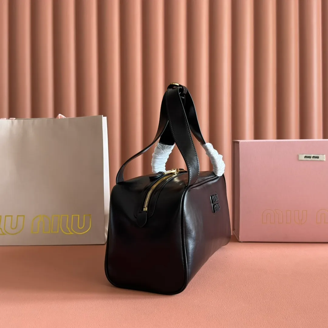 p1500💋💋💋【Original leather configuration counter complete package】Cow leather medium handbag No.: 5BB182_2IEO_F0041_V_M00 Compact and versatile, this new interpretation of the handbag features a flat handle, an elegant logo on the front and the subtle sheen of soft cow leather, embodying the refined spirit of Miu Miu. ●With handles ●Gold hardware ·Zipper closure ·Lined, double zip pockets ●Front engraved logo Width: 28 cm, Height: 15 cm, Length: 13 cm