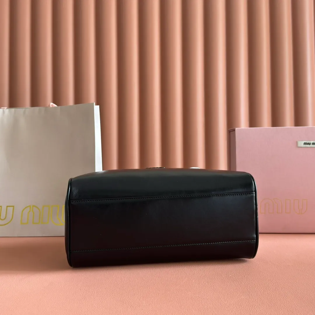 p1500💋💋💋【Original leather configuration counter complete package】Cow leather medium handbag No.: 5BB182_2IEO_F0041_V_M00 Compact and versatile, this new interpretation of the handbag features a flat handle, an elegant logo on the front and the subtle sheen of soft cow leather, embodying the refined spirit of Miu Miu. ●With handles ●Gold hardware ·Zipper closure ·Lined, double zip pockets ●Front engraved logo Width: 28 cm, Height: 15 cm, Length: 13 cm