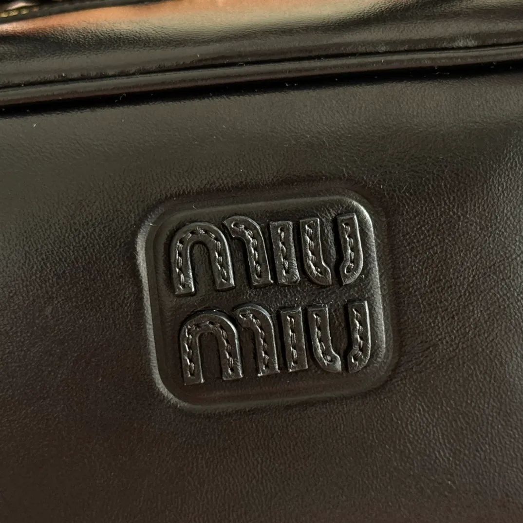 p1500💋💋💋【Original leather configuration counter complete package】Cow leather medium handbag No.: 5BB182_2IEO_F0041_V_M00 Compact and versatile, this new interpretation of the handbag features a flat handle, an elegant logo on the front and the subtle sheen of soft cow leather, embodying the refined spirit of Miu Miu. ●With handles ●Gold hardware ·Zipper closure ·Lined, double zip pockets ●Front engraved logo Width: 28 cm, Height: 15 cm, Length: 13 cm