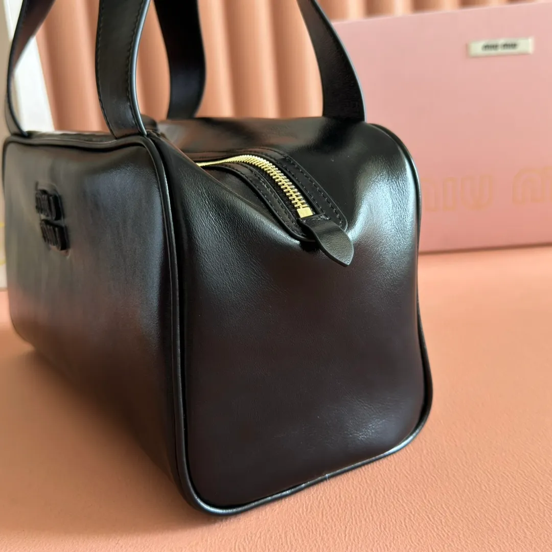 p1500💋💋💋【Original leather configuration counter complete package】Cow leather medium handbag No.: 5BB182_2IEO_F0041_V_M00 Compact and versatile, this new interpretation of the handbag features a flat handle, an elegant logo on the front and the subtle sheen of soft cow leather, embodying the refined spirit of Miu Miu. ●With handles ●Gold hardware ·Zipper closure ·Lined, double zip pockets ●Front engraved logo Width: 28 cm, Height: 15 cm, Length: 13 cm