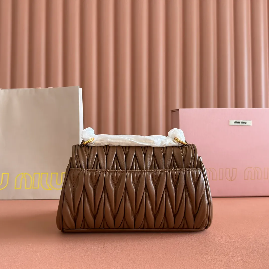 p1800💋💋💋【Original leather configuration counter packaging】MiuM's new baguette bag, this shoulder bag continues the classic design, using lightweight padded leather design, unique, top-grade calfskin material, with elegant front flap and adjustable metal shoulder straps, various styles, exquisite and elegant, casual and lazy, daily casual, work and commuting, looks good no matter what. Model: 5bd266. Size: 24X13.5X9cm