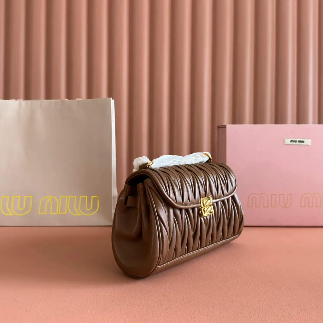 p1800💋💋💋【Original leather configuration counter packaging】MiuM's new baguette bag, this shoulder bag continues the classic design, using lightweight padded leather design, unique, top-grade calfskin material, with elegant front flap and adjustable metal shoulder straps, various styles, exquisite and elegant, casual and lazy, daily casual, work and commuting, looks good no matter what. Model: 5bd266. Size: 24X13.5X9cm