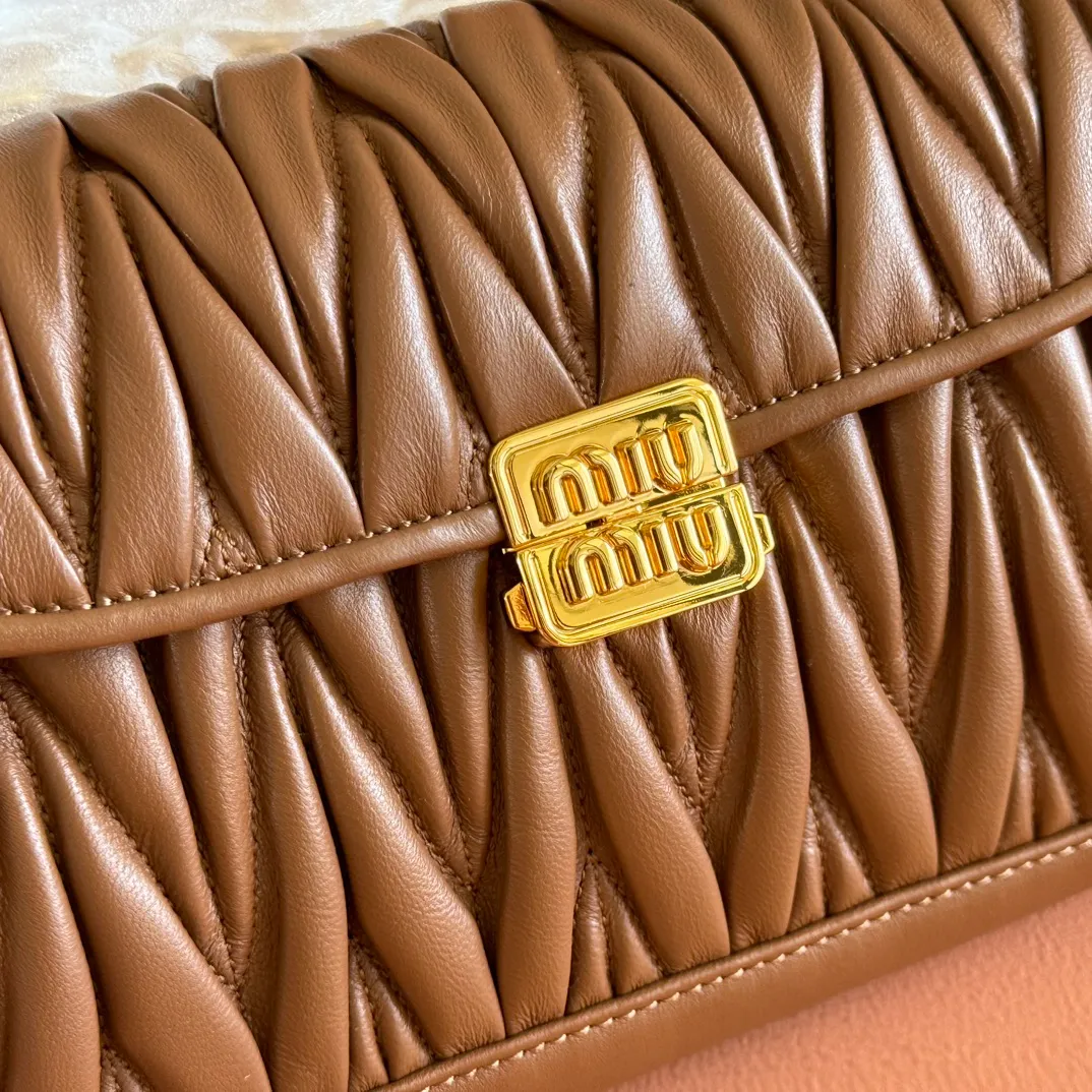 p1800💋💋💋【Original leather configuration counter packaging】MiuM's new baguette bag, this shoulder bag continues the classic design, using lightweight padded leather design, unique, top-grade calfskin material, with elegant front flap and adjustable metal shoulder straps, various styles, exquisite and elegant, casual and lazy, daily casual, work and commuting, looks good no matter what. Model: 5bd266. Size: 24X13.5X9cm