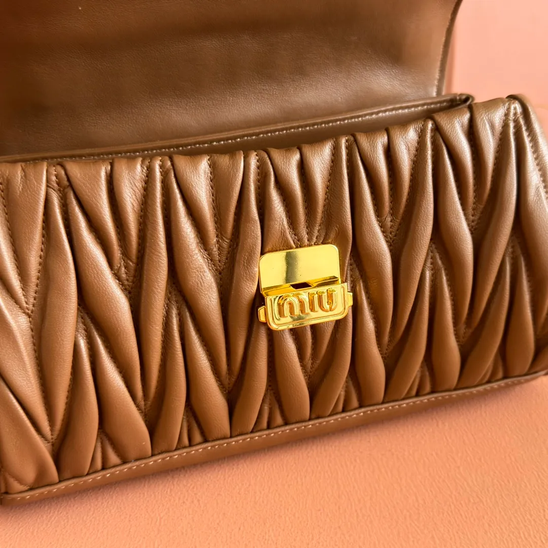 p1800💋💋💋【Original leather configuration counter packaging】MiuM's new baguette bag, this shoulder bag continues the classic design, using lightweight padded leather design, unique, top-grade calfskin material, with elegant front flap and adjustable metal shoulder straps, various styles, exquisite and elegant, casual and lazy, daily casual, work and commuting, looks good no matter what. Model: 5bd266. Size: 24X13.5X9cm
