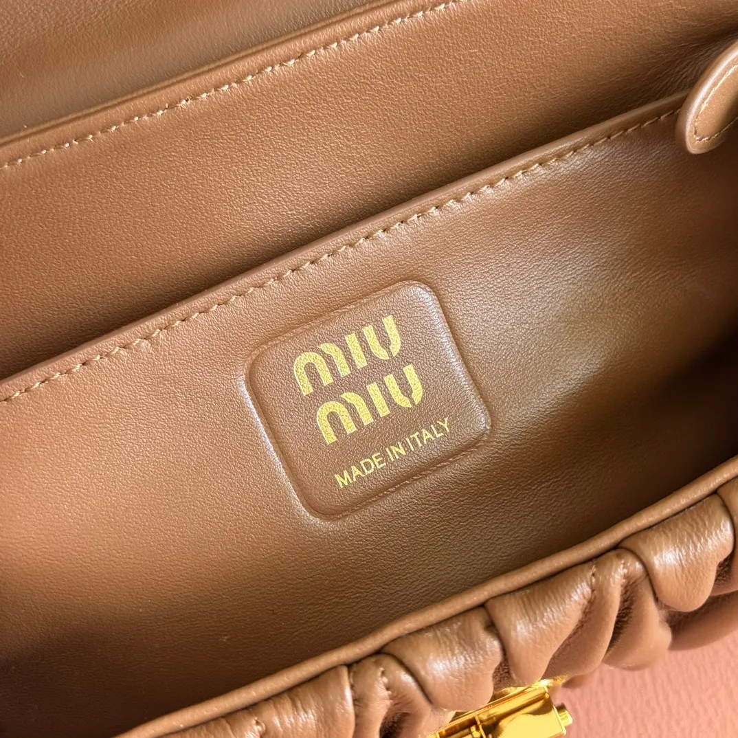 p1800💋💋💋【Original leather configuration counter packaging】MiuM's new baguette bag, this shoulder bag continues the classic design, using lightweight padded leather design, unique, top-grade calfskin material, with elegant front flap and adjustable metal shoulder straps, various styles, exquisite and elegant, casual and lazy, daily casual, work and commuting, looks good no matter what. Model: 5bd266. Size: 24X13.5X9cm