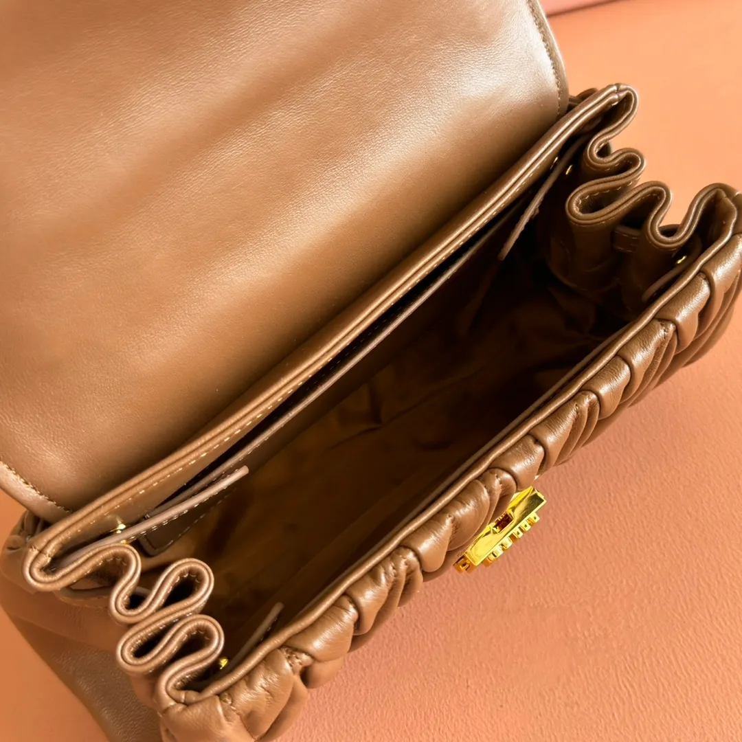 p1800💋💋💋【Original leather configuration counter packaging】MiuM's new baguette bag, this shoulder bag continues the classic design, using lightweight padded leather design, unique, top-grade calfskin material, with elegant front flap and adjustable metal shoulder straps, various styles, exquisite and elegant, casual and lazy, daily casual, work and commuting, looks good no matter what. Model: 5bd266. Size: 24X13.5X9cm