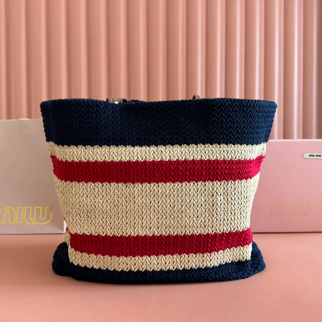 p1300💋💋💋【Full set of packaging at the counter】M Home 🍒5BG228, imported raffia straw spliced ​​cotton thread woven tote bag, the only version quality in the market, iconic Miu Miu embroidery on the front, cotton lining, ultra-light, large capacity, a must-have for travel, suitable for all seasons, super beautiful in kind, size: 40X34X16CM.