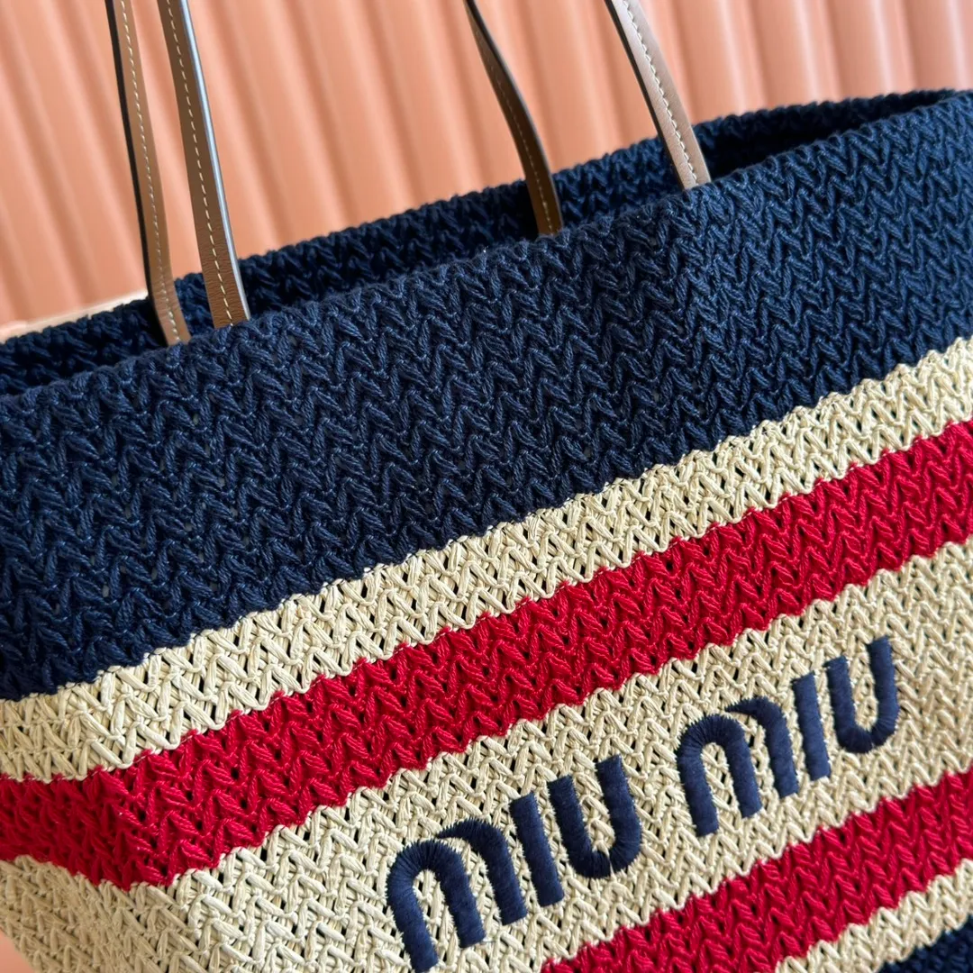 p1300💋💋💋【Full set of packaging at the counter】M Home 🍒5BG228, imported raffia straw spliced ​​cotton thread woven tote bag, the only version quality in the market, iconic Miu Miu embroidery on the front, cotton lining, ultra-light, large capacity, a must-have for travel, suitable for all seasons, super beautiful in kind, size: 40X34X16CM.
