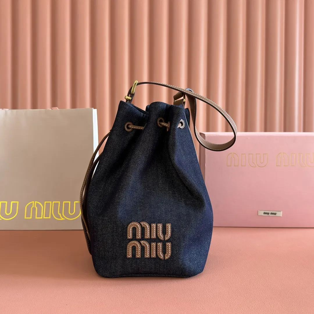 p1400💋💋💋【Full set of counter packaging】5BE089 Canvas Bucket Bag This canvas and leather bucket bag from Miu family is intertwined with contrasting materials and colors, highlighting its unique design features. The letter logo adds a unique personality to the design of this bag. Adjustable leather handles Gold-plated hardware Leather letter logo on front Leather drawstring closure Linen fabric lining Model: 5BE089 Dimensions: Height 29cm Width 17cm Length 23cm