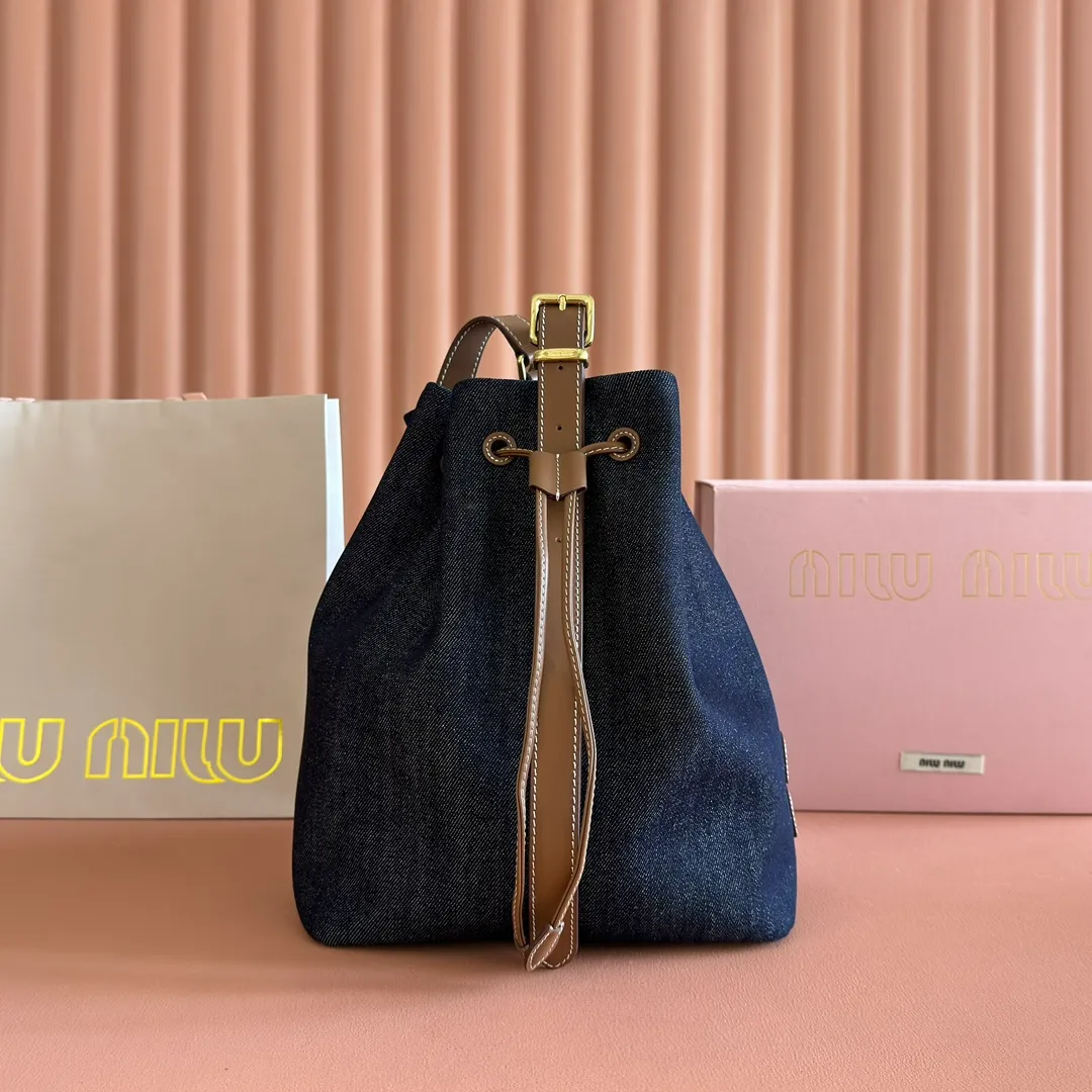 p1400💋💋💋【Full set of counter packaging】5BE089 Canvas Bucket Bag This canvas and leather bucket bag from Miu family is intertwined with contrasting materials and colors, highlighting its unique design features. The letter logo adds a unique personality to the design of this bag. Adjustable leather handles Gold-plated hardware Leather letter logo on front Leather drawstring closure Linen fabric lining Model: 5BE089 Dimensions: Height 29cm Width 17cm Length 23cm