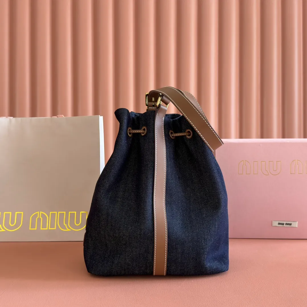 p1400💋💋💋【Full set of counter packaging】5BE089 Canvas Bucket Bag This canvas and leather bucket bag from Miu family is intertwined with contrasting materials and colors, highlighting its unique design features. The letter logo adds a unique personality to the design of this bag. Adjustable leather handles Gold-plated hardware Leather letter logo on front Leather drawstring closure Linen fabric lining Model: 5BE089 Dimensions: Height 29cm Width 17cm Length 23cm