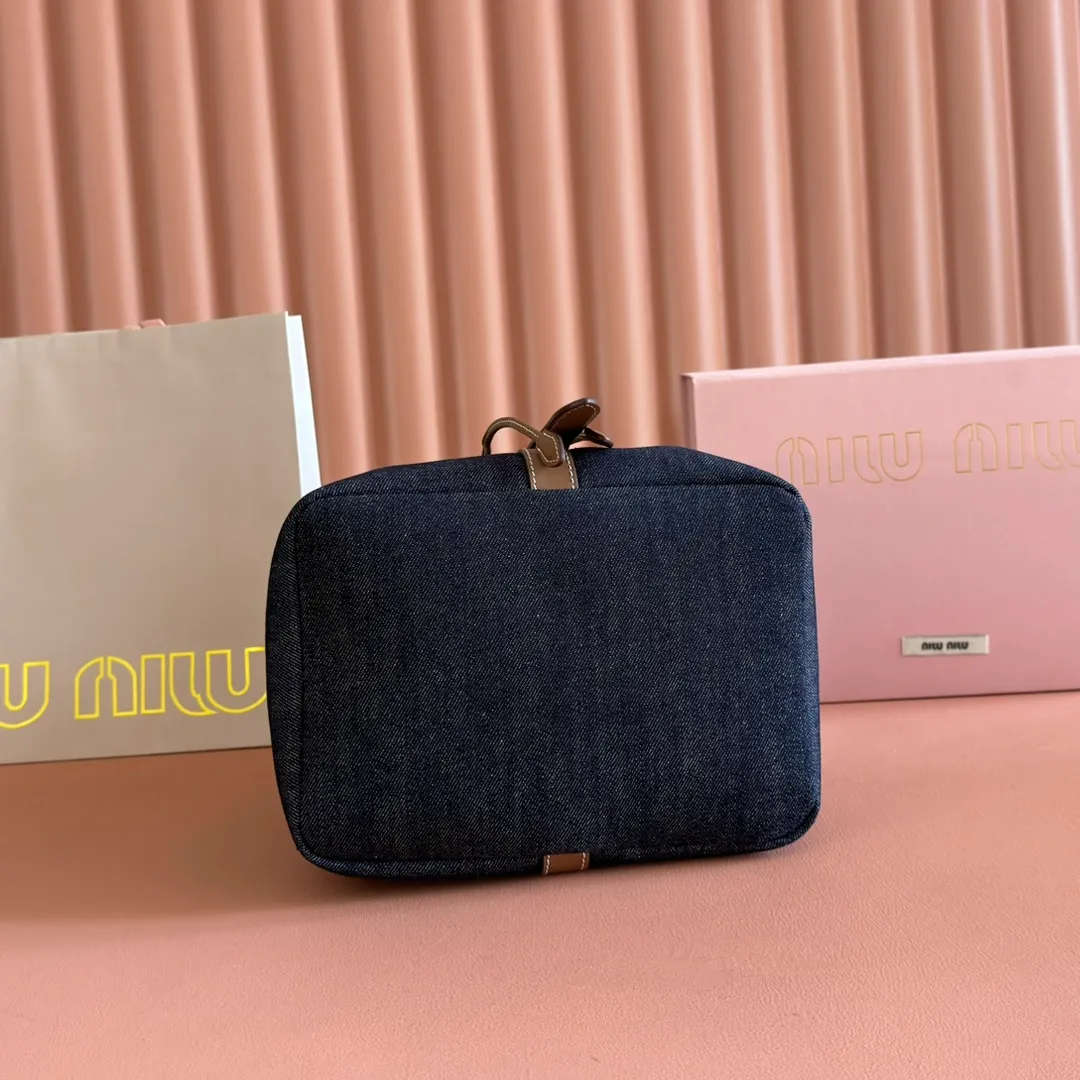 p1400💋💋💋【Full set of counter packaging】5BE089 Canvas Bucket Bag This canvas and leather bucket bag from Miu family is intertwined with contrasting materials and colors, highlighting its unique design features. The letter logo adds a unique personality to the design of this bag. Adjustable leather handles Gold-plated hardware Leather letter logo on front Leather drawstring closure Linen fabric lining Model: 5BE089 Dimensions: Height 29cm Width 17cm Length 23cm