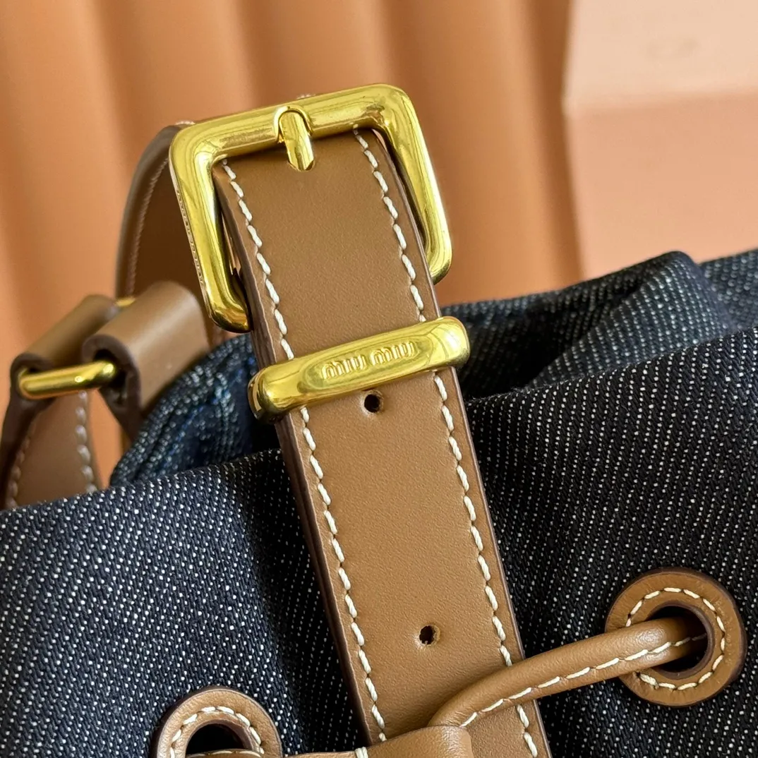 p1400💋💋💋【Full set of counter packaging】5BE089 Canvas Bucket Bag This canvas and leather bucket bag from Miu family is intertwined with contrasting materials and colors, highlighting its unique design features. The letter logo adds a unique personality to the design of this bag. Adjustable leather handles Gold-plated hardware Leather letter logo on front Leather drawstring closure Linen fabric lining Model: 5BE089 Dimensions: Height 29cm Width 17cm Length 23cm