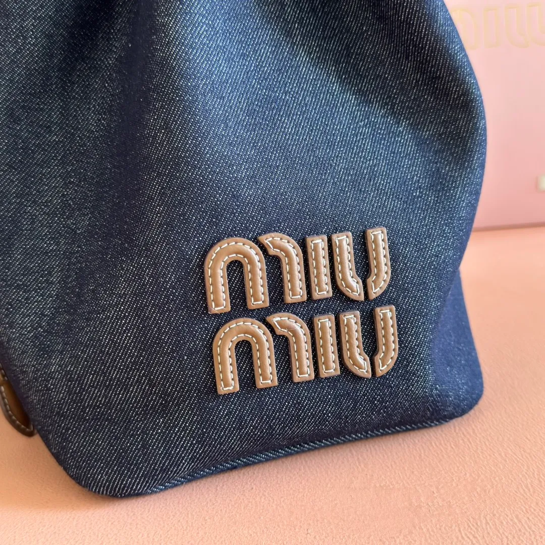 p1400💋💋💋【Full set of counter packaging】5BE089 Canvas Bucket Bag This canvas and leather bucket bag from Miu family is intertwined with contrasting materials and colors, highlighting its unique design features. The letter logo adds a unique personality to the design of this bag. Adjustable leather handles Gold-plated hardware Leather letter logo on front Leather drawstring closure Linen fabric lining Model: 5BE089 Dimensions: Height 29cm Width 17cm Length 23cm