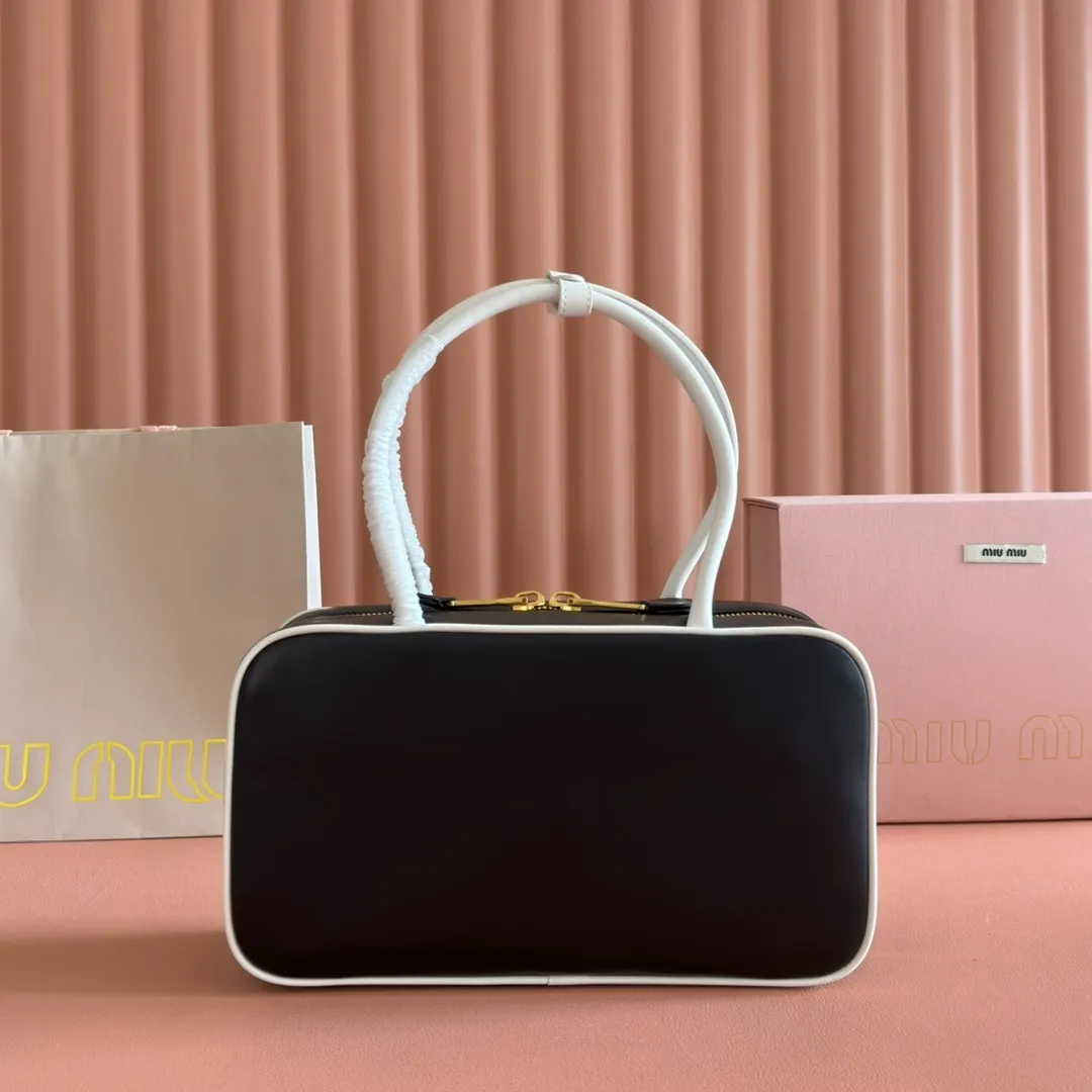 p1700💋💋💋 Equipped with a full set of packaging at the counter [Premium Hardware Original Leather] Beau cow leather color-blocked handbag/shoulder bag ~ black with white [medium size] This Beau handbag is made of soft and smooth cow leather, with gold-plated hardware and exquisite details that are particularly outstanding. The embossed letter logo shows a classic style. Size: W29×H17×D9cm No. 5BB172